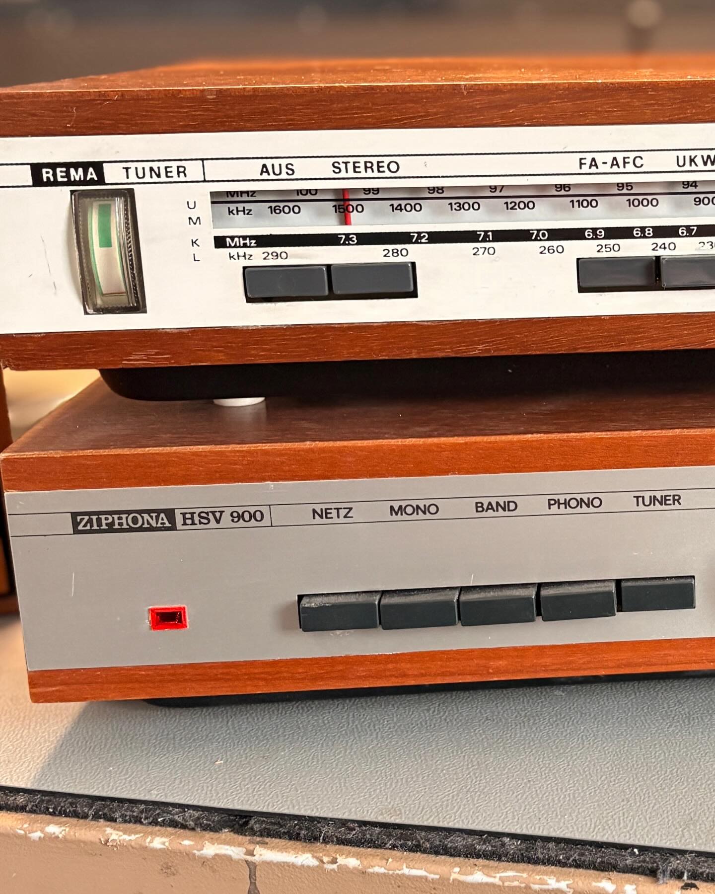 REMA TUNER + ZIPHONA HSV900… Schöne alte Kombo inklusive Original-Boxen. Baujahr Ende 60er, Anfang 70er Jahre. Nur etwas kosmetische Korrektur notwendig nichts Großes.
#vintageaudiomd