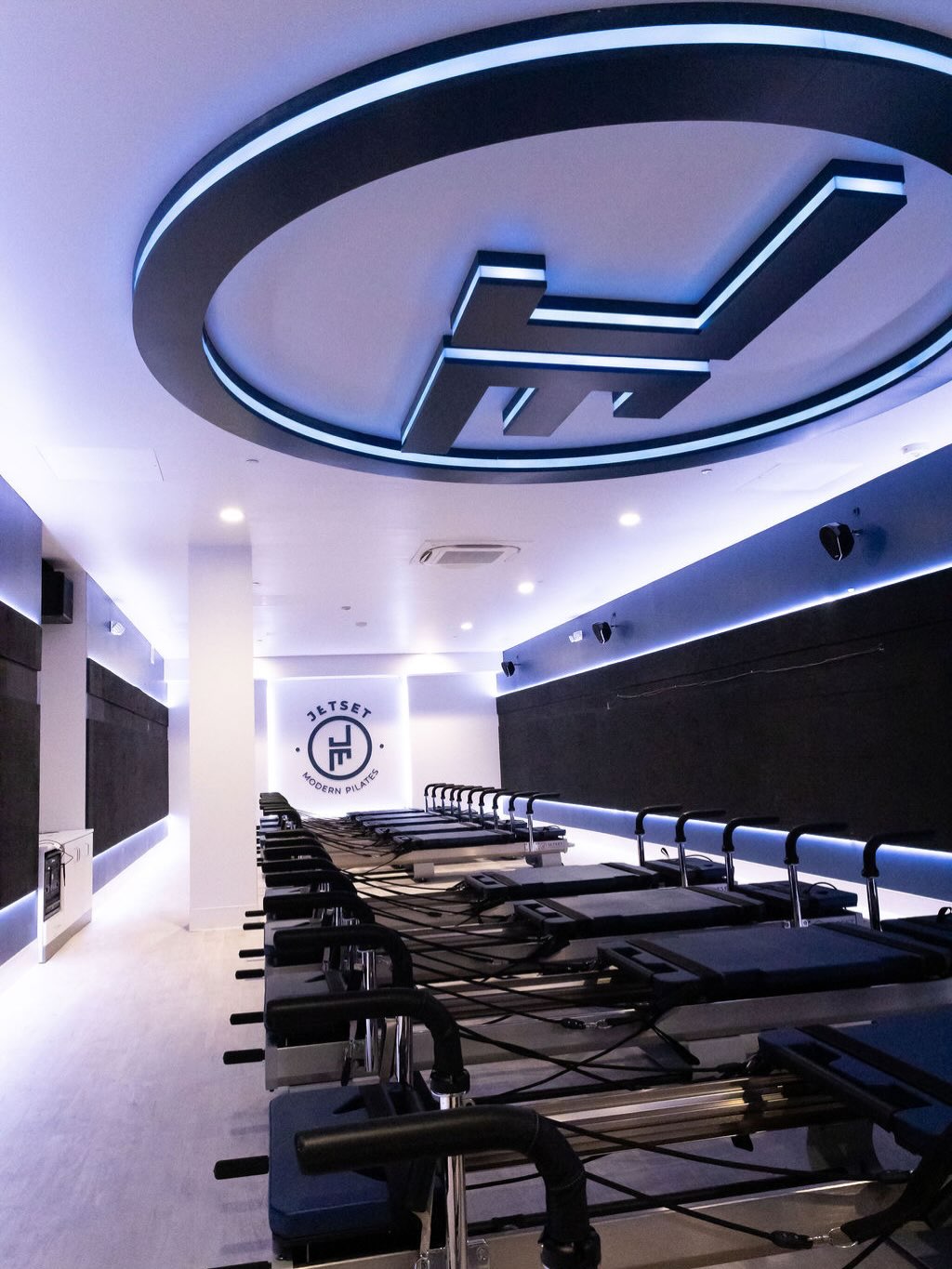 RETAIL NEWS: @jetsetpilatesrtp opens April 25!! We’re so excited to welcome the high energy, music-driven, reformer-based fitness studio owned by Raleigh native and former college football player Dewayne Washington II. If you want to get in early, JETSET is offering preview classes at the Horseshoe location starting today.
BONUS: founding members enjoy perks at some of our other retailers, including @driftcoffee.kitchen, @nannygoatrtp and @cheenirtp, AND get a free tote bag. Just head over to @jetsetpilatesrtp to sign up and get all the details! See you there 💪