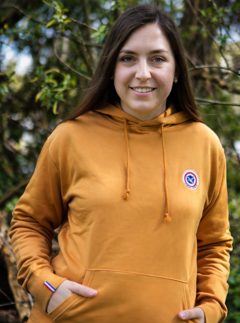 Célestine porte les couleurs de la maison. 🇫🇷
Un sweat pensé pour durer, conçu avec exigence, et porté simplement.
Du style, du confort, du vrai.
Le Canard Français, une marque née entre terre et littoral.
Disponible dès maintenant sur la boutique.
www.lecanardfrancais.shop
#LeCanardFrançais #MadeInFrance #ModeFrançaise #SweatCapuche #StreetwearFrançais #MarqueFrançaise #LookDuJour #StyleFrançais #EcoResponsable #NordDeLaFrance