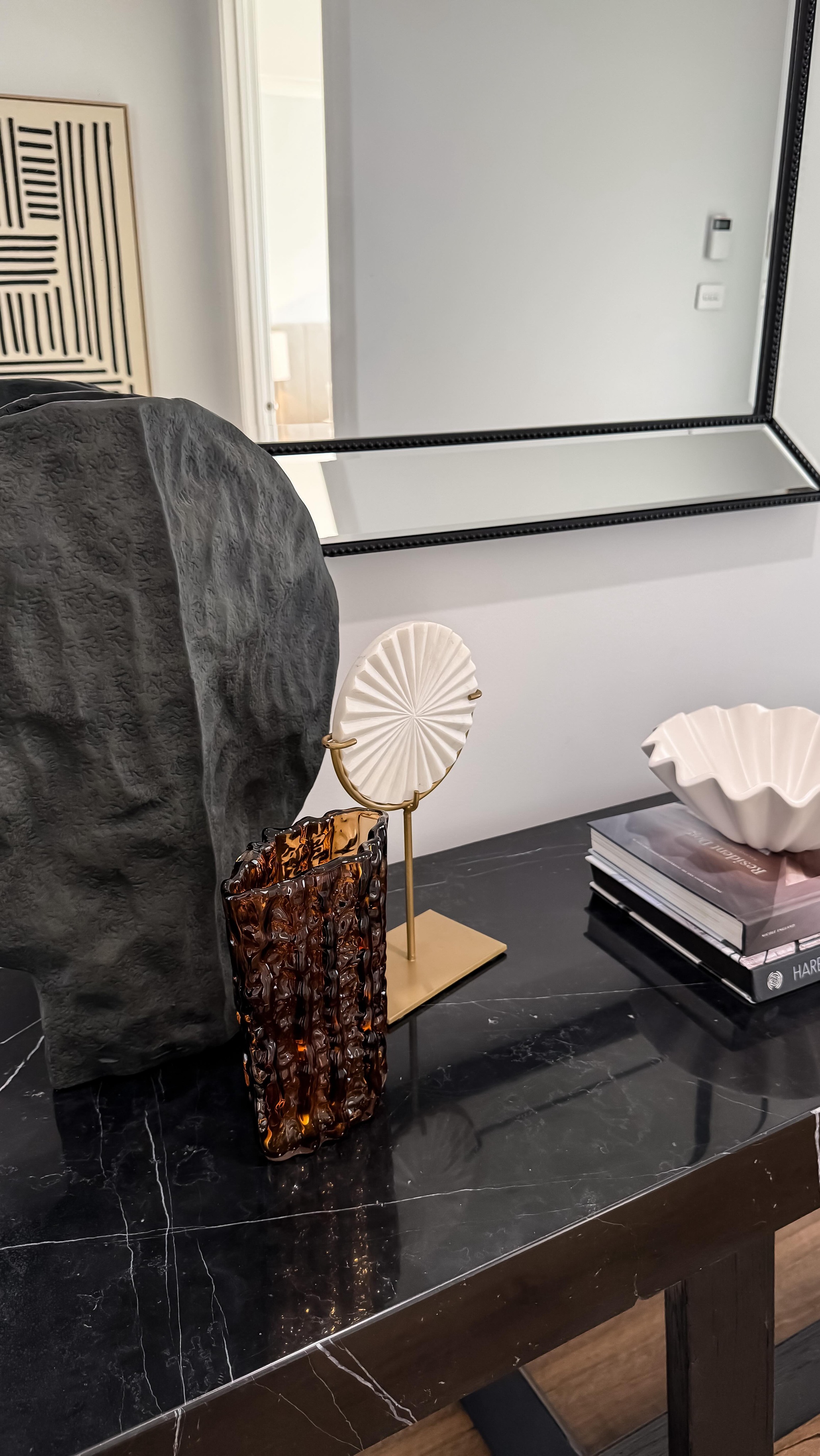 Entrance •• 🏡🤎
In this foyer, we introduced a solid marble console to create a strong sense of arrival, guiding buyers into a thoughtfully curated interior that feels both refined and intentional.
••
#propertystyling
#styledtosell
#entrywaydesign
#luxuryinteriors
#sydneyinteriors