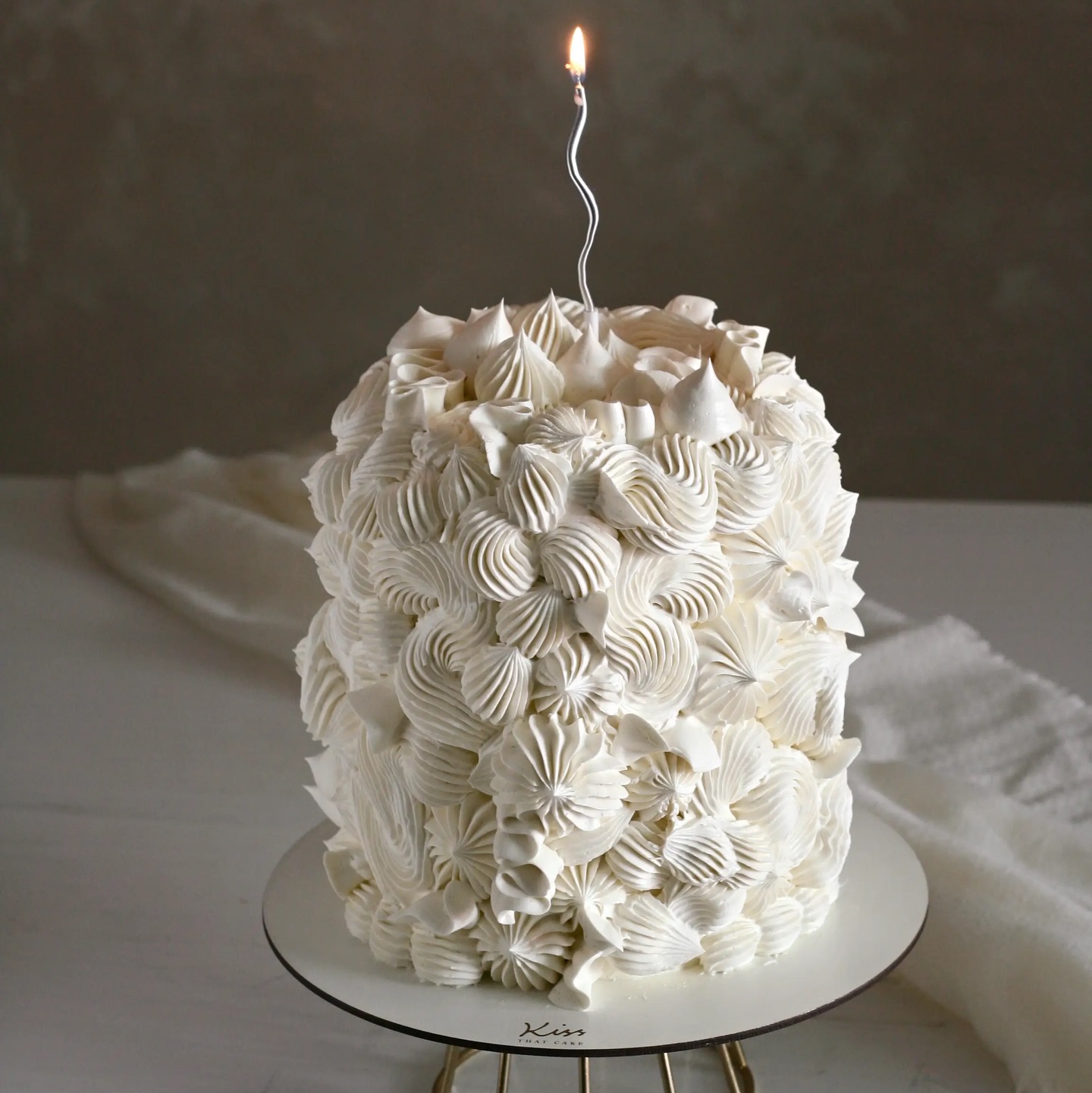 Cream Volume - Its sculptural, irregular presence sits naturally within fluid, organic environments.
#cake #caketrend #fluffycake #cake2026 #kissthatcake