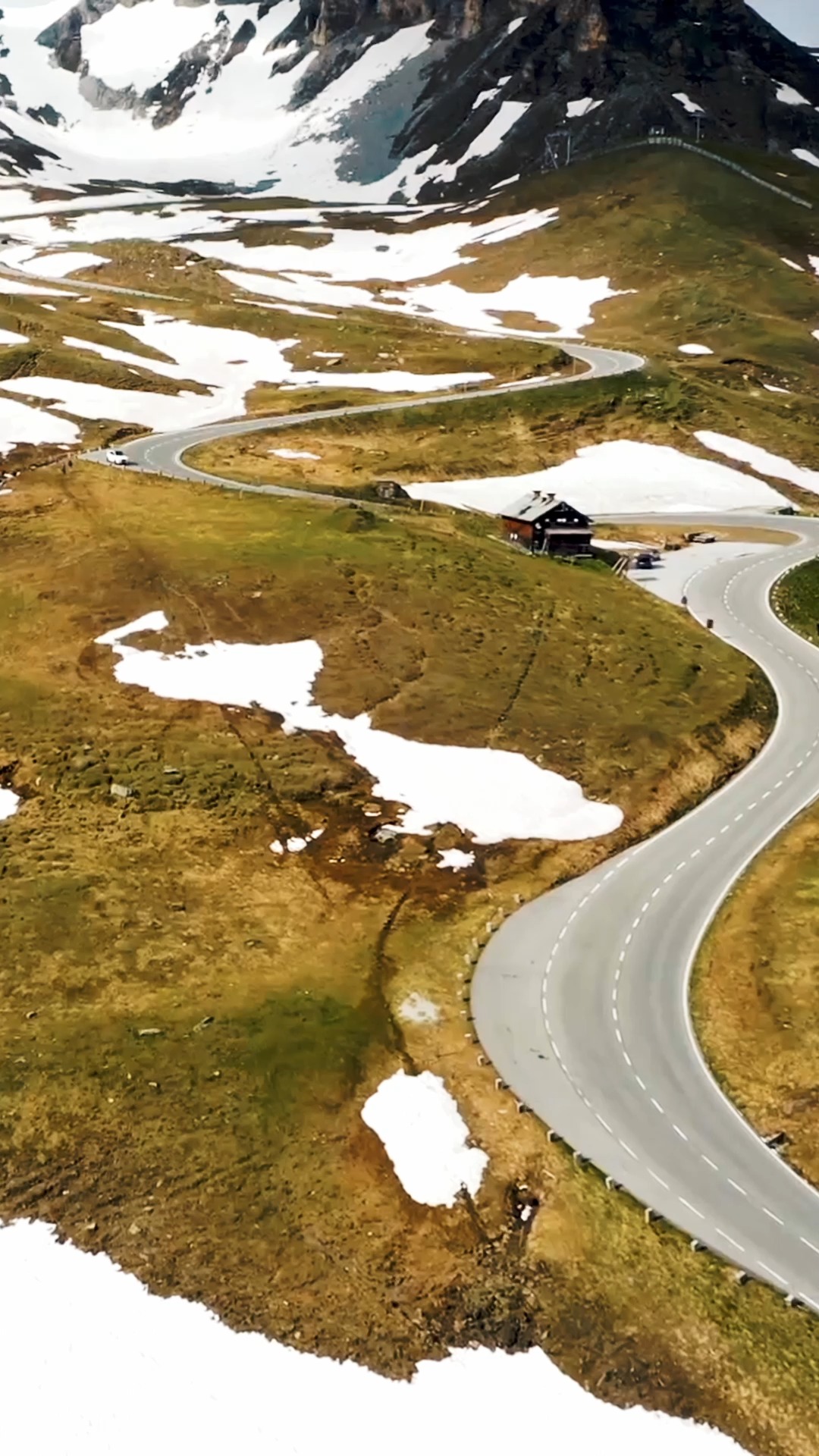 Acima das nuvens, tudo muda.
O som da moto fica mais limpo e o ar mais leve, criando uma sensação de liberdade em cada curva.
O cenário se transforma a cada instante e o horizonte se abre por completo.
É sobre estar ali, presente, vivendo cada metro da estrada.
#AcimaDasNuvens #MotoTurismo #ViagemDeMoto #AventuraSobreRodas #EstradasIncríveis #EuropaDeMoto #CurvasPerfeitas #RoadTripEurope #ExperiênciaÚnica #Xtrada #ViagemInesquecível #VidaNaEstrada #PaisagensIncríveis