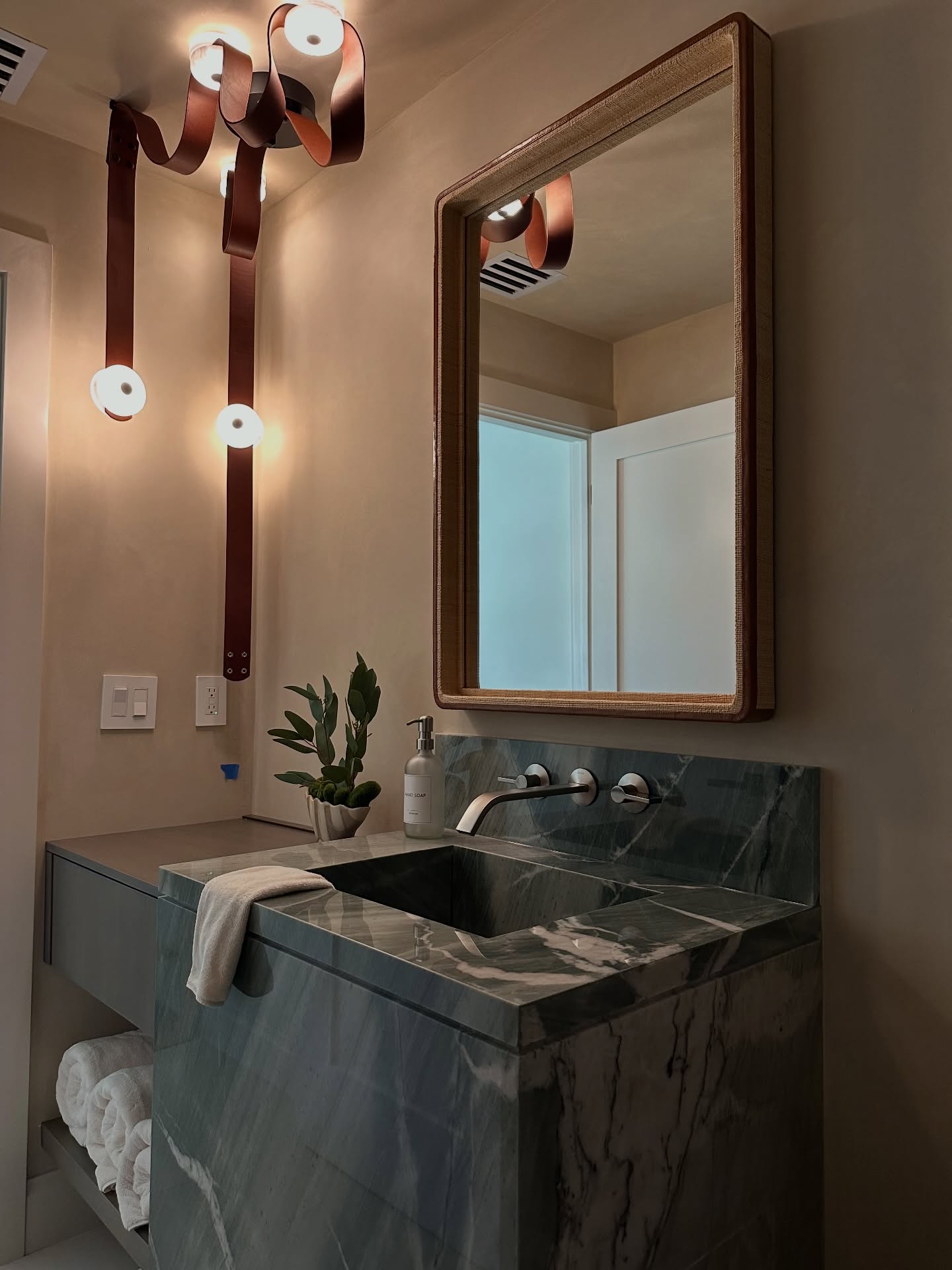 We survived the group chat, the revisions, the “one last tweak”…
…and made it here.
Full gut reno, almost done, and yesterday’s install hit that point where everything just lands.
Nothing beats that first walk-in reaction.
Forever grateful for clients who ride it out with us 🤍
#southfloridahomes #palmbeachinteriors #palmbeachinteriordesigner