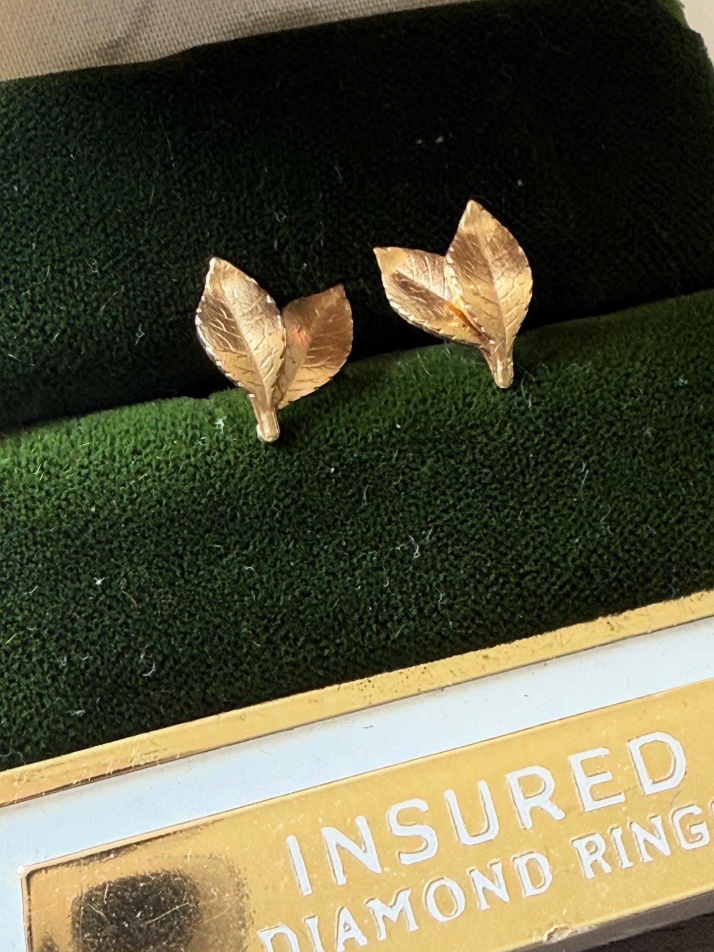 💛 Last Chance Before the Refiner 💛
I have a small group of 14K gold pieces that I’ll be sending to the refiner on MONDAY … and I always like to give my Peculiar Finds family one last opportunity before they get melted.
Once they go to the refiner… they’re gone forever.
Included here:
✨ Leaf 14K earrings $150
✨ Clover 14K earrings $50
✨ Vintage diamond 14K earrings $100
✨ Vintage gold ball studs $100
✨ Geometric 14k CZ earrings $75
✨ 10k Heart Cross Pendant $75
✨ 14k Gold Chain - 24” long $280
If you’re interested, comment SOLD or message me and I’ll get you invoiced.
I always hate melting pretty vintage pieces… but sometimes it makes the most sense.
Let me know if one of these should be saved 💛
💙💜💛💚❤️
Charlene