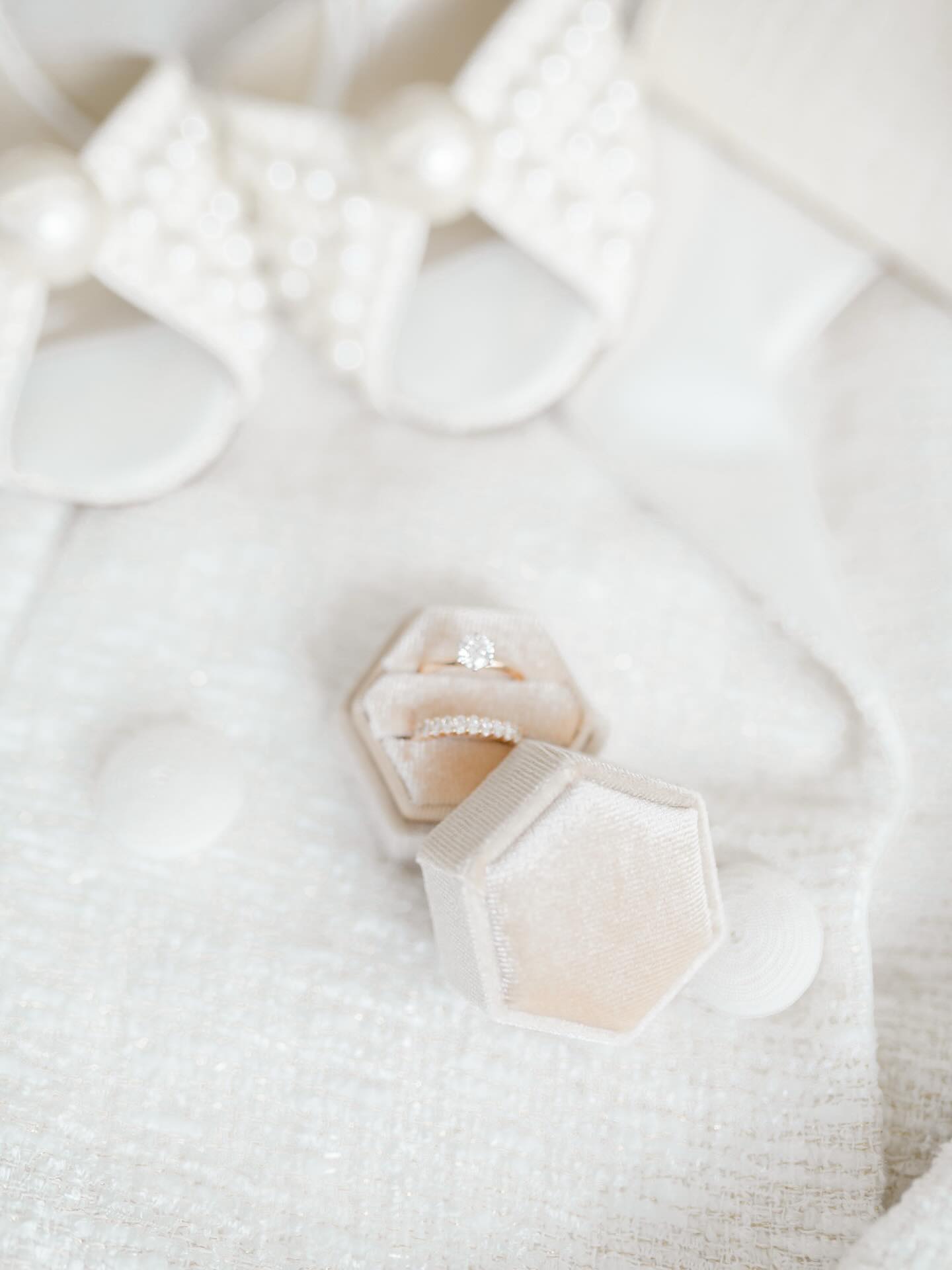 Eloping in London.
You get ready together at home.
You walk to the registry office.
You tell no one.
You celebrate.
You did it your way 🫶🏻
@sayidoislington @islingtonahwedding
#islingtontownhallwedding #islingtontownhallweddingphotographer #islington_london #londonelopementphotographer #londonregistryoffice