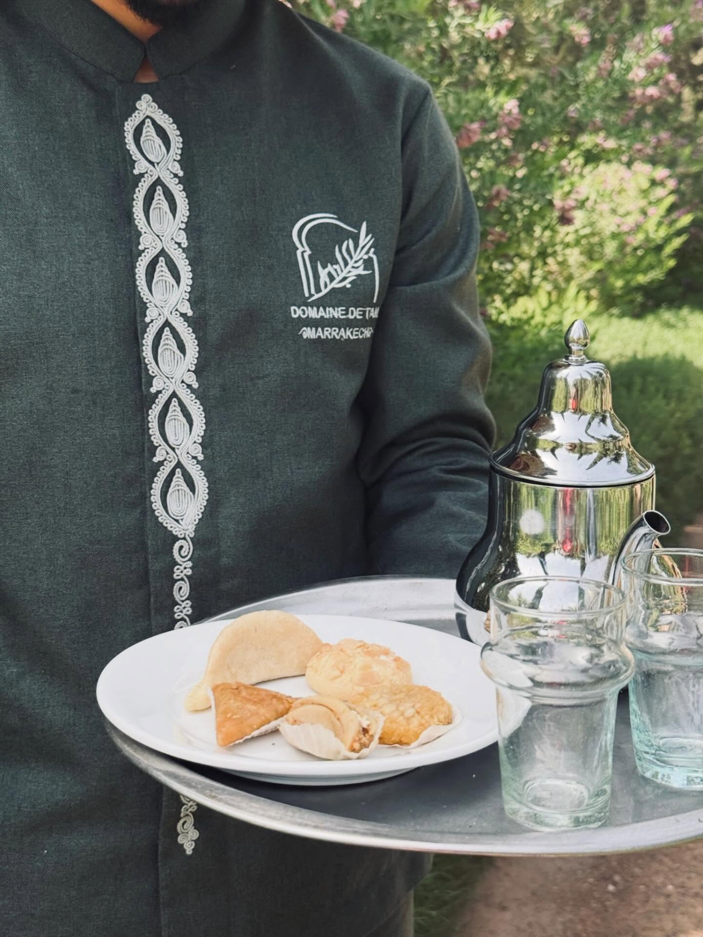 Le rituel du thé à la menthe pour le goûter, à ne jamais manquer 🍵 Une pause gourmande et authentique à savourer.
The mint tea ritual for afternoon tea, never to be missed 🍵 A delicious and authentic moment to savor.
#théalamenthe #pausegourmande #domainedetam #tameslohte #marrakech morocco holiday relax