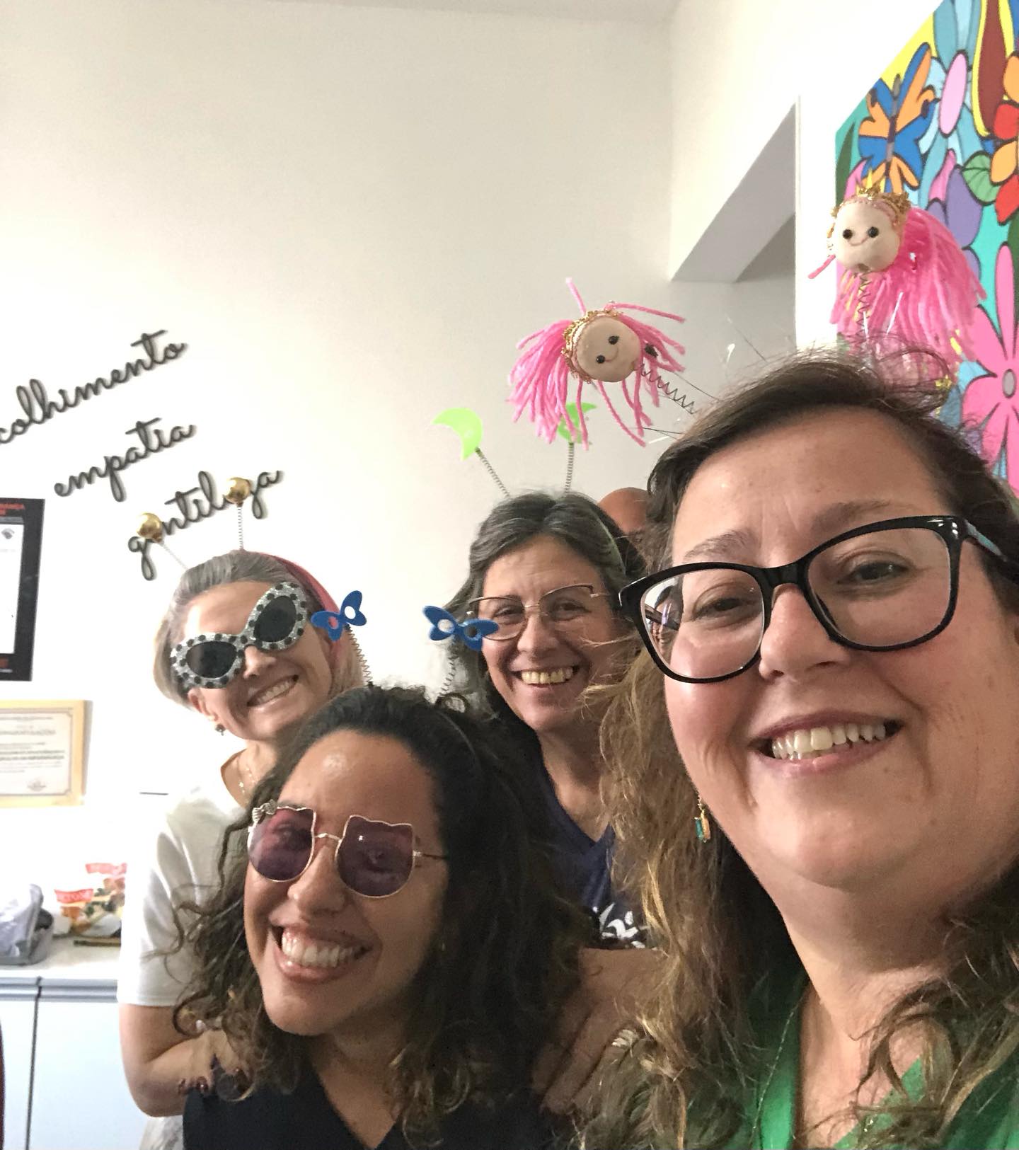 Viver o trabalho com leveza, mesmo que em alguns dias sejam desafiador torna- se suportável quando misturamos amizades junto com a felicidade!
Ter amigos permite que você erre, aprenda, siga o fluxo, voe e permaneça sempre presente, mesmo que seja na lembrança
Quebramos alguns gelo, rimos, choramos e seguimos sempre à diante respeitando o que o outro pode oferecer
E sabe como é diluído o que muitos chamam de peso?
Somos familia!
E transformamos o fazer em FAZER JUNTOS!!!