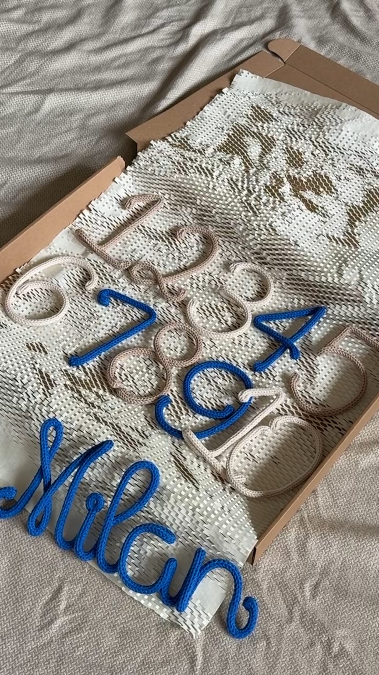 Ručně tvořená jména a číslice na focení, které zachytí ty nejkrásnější chvíle tvého miminka 💙✨