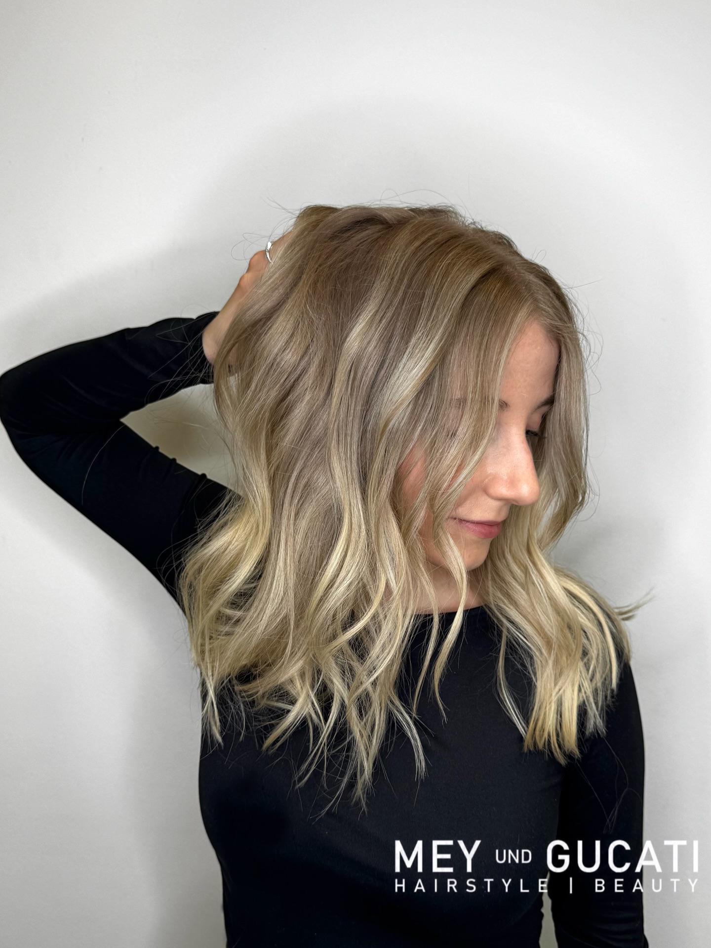 Vanilla blonde 🍦 mit einer klassischen Foilyage wurden die Strähnen so hoch und so hell wie möglich kreiert, die mit einem leichten Übergang ganz gemütlich mit dem Naturansatz rauswachsen können.
#foilyage #vanillablonde #butterblond #balayage #mannheim