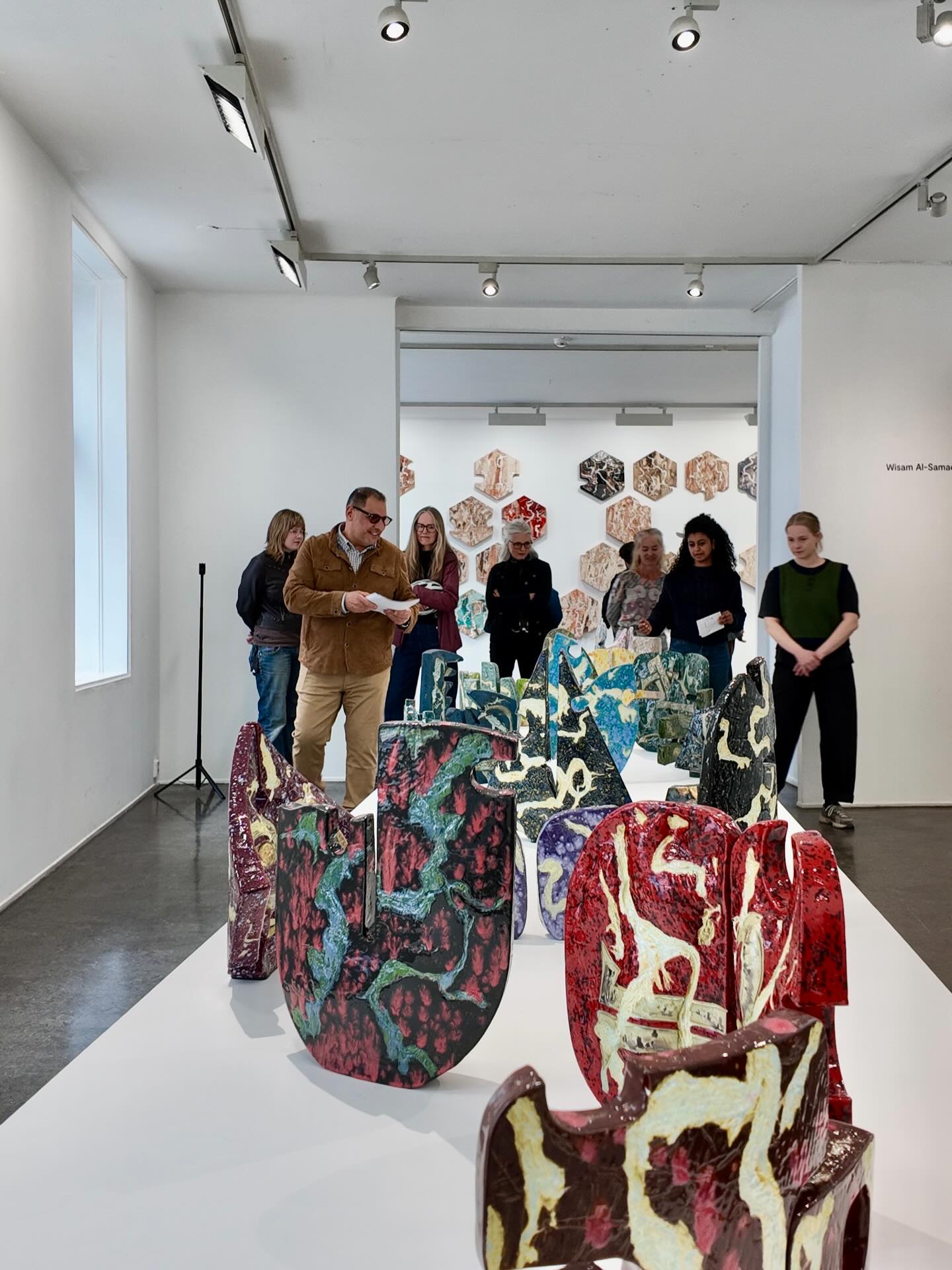 Omvisning på @kunstnerforbundet i dag, i forbindelse med utstillingen Frozen Light ✨
Veldig givende å møte studentene og professorer fra KHiO og dele prosessen, materialene og tankene bak arbeidet.
Takk for besøket! @khioceramics_students
Stor takk til: @asma2.barakat & @ingunnsalmedal ♥️
سعدتُ بزيارة طلاب وأساتذة كلية الفنون الجميلة ( قسم الخزف ) في أوسلو لمعرضي «الضوء المتجمد» ..
كان اللقاء حوارًا حميميًا مع الطين .. هذه المادة التي تختزن الذاكرة وتحفظ أثر اللمسة الأولى ..
تحدثنا عن الخزف كجذرٍ ممتد فينا .. وعن كيف تتحول الكتلة الصامتة إلى لغة .. تكشفها النار وتعيد تشكيلها ..
لحظة شعرتُ فيها أن الفن يعيدنا دائمًا إلى أصل الحكاية ✨
Guided tour today at Kunstnerforbundet as part of the exhibition Frozen Light ✨
Great to meet the KHiO students and professors, and to share insights into my process, materials, and artistic approach ✨♥️