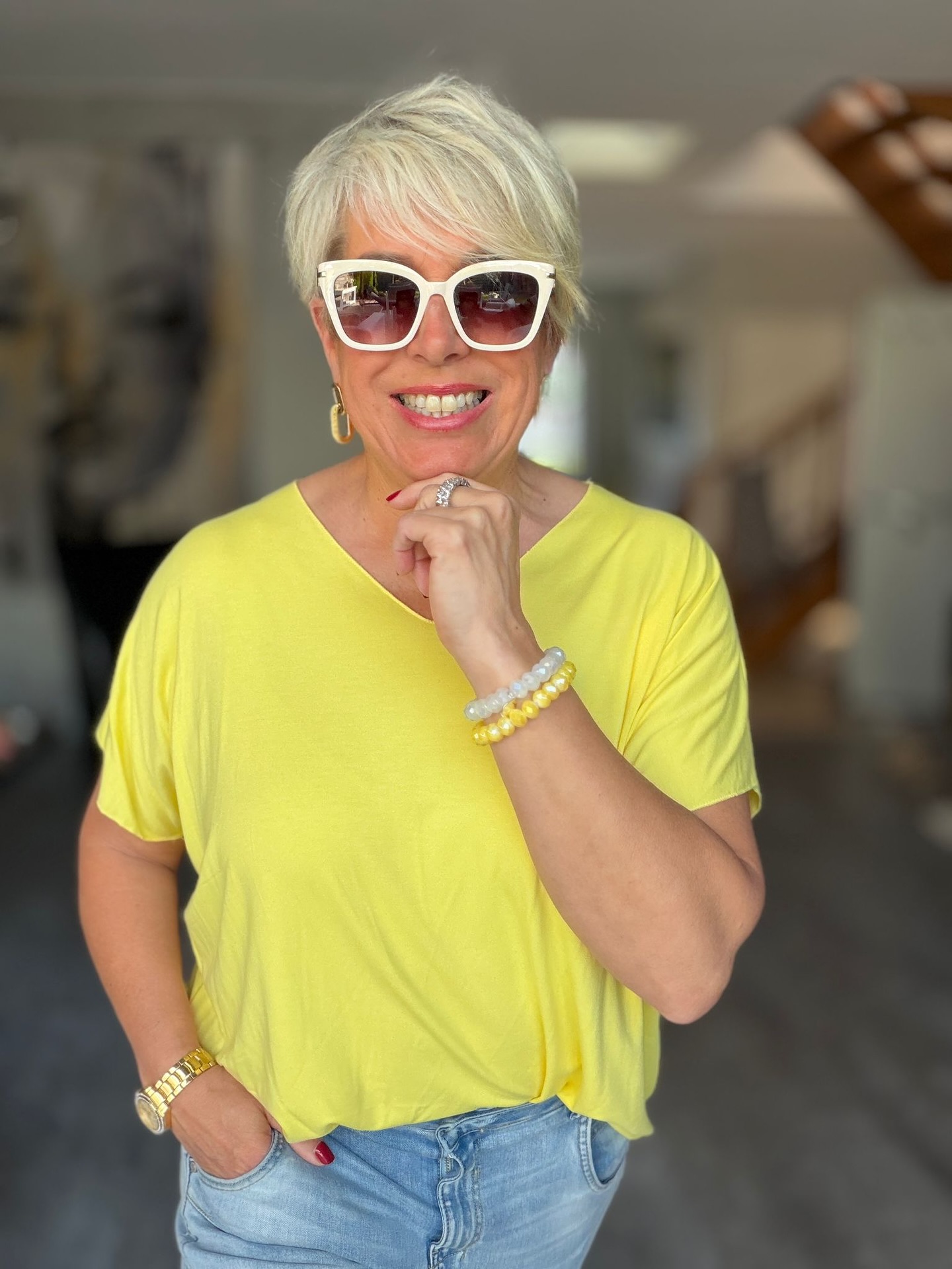 💛 Gelb geht einfach immer 💛
Wir lieben diese Farbe…
weil sie sofort gute Laune macht, strahlt und jedes Outfit aufwertet ✨
Ob als Hingucker oder sanft kombiniert –
Gelb bringt einfach Frische in deinen Look 🌼
Und genau deshalb findest du bei uns
ganz viele wunderschöne Teile in Gelb 💛
👉 Entdecke deine Favoriten jetzt im Onlineshop
Link in Bio
#fashionboxx #gelb #sommerfarben #outfitinspo #modeinspiration #fashionover40 #styleinspo #trendfarben #ootd #fashionliebe #goodvibesonly #farbenfröhlich #lookoftheday