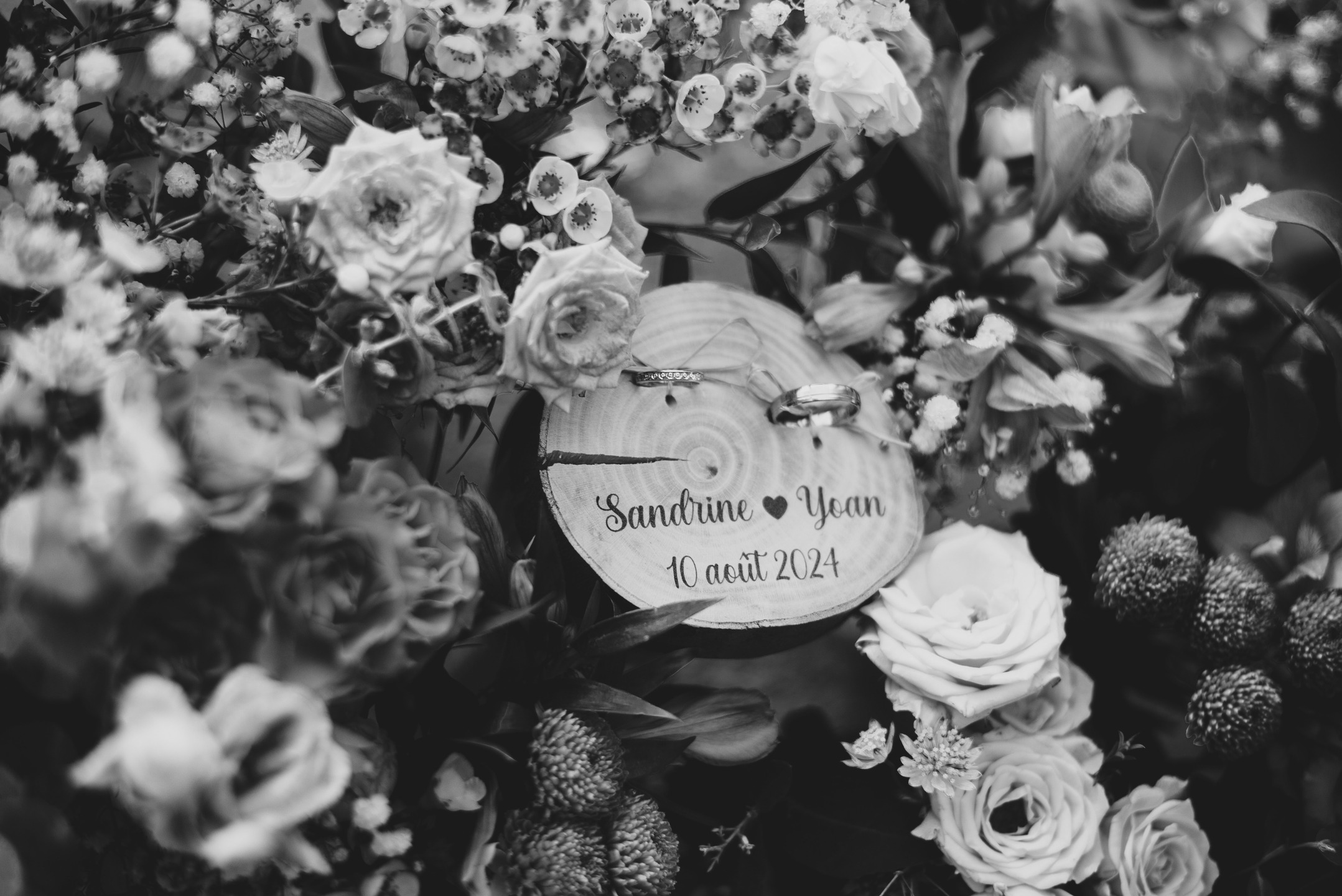 》 Dans le silence des grandes émotions, ce sont souvent les détails qui parlent le plus fort 《
Retour sur la saison des mariages 2024 🤍
Une alliance posée avec délicatesse, une date gravée pour toujours, quelques fleurs choisies avec le cœur, autant de fragments qui racontent une histoire unique, intime, éternelle.
Parce qu’un mariage ne se résume pas à un instant, mais à une multitude de petits moments soigneusement tissés, je m’attache à capturer ces détails invisibles aux yeux pressés… mais essentiels pour revivre, ressentir, se souvenir.
✨ Les détails font la mémoire 📷
✨ Les détails racontent votre histoire 📷
www.josephinebotphotographie.com
#photographemariage #detailshot #emotionpure #souvenirs #mariage2024