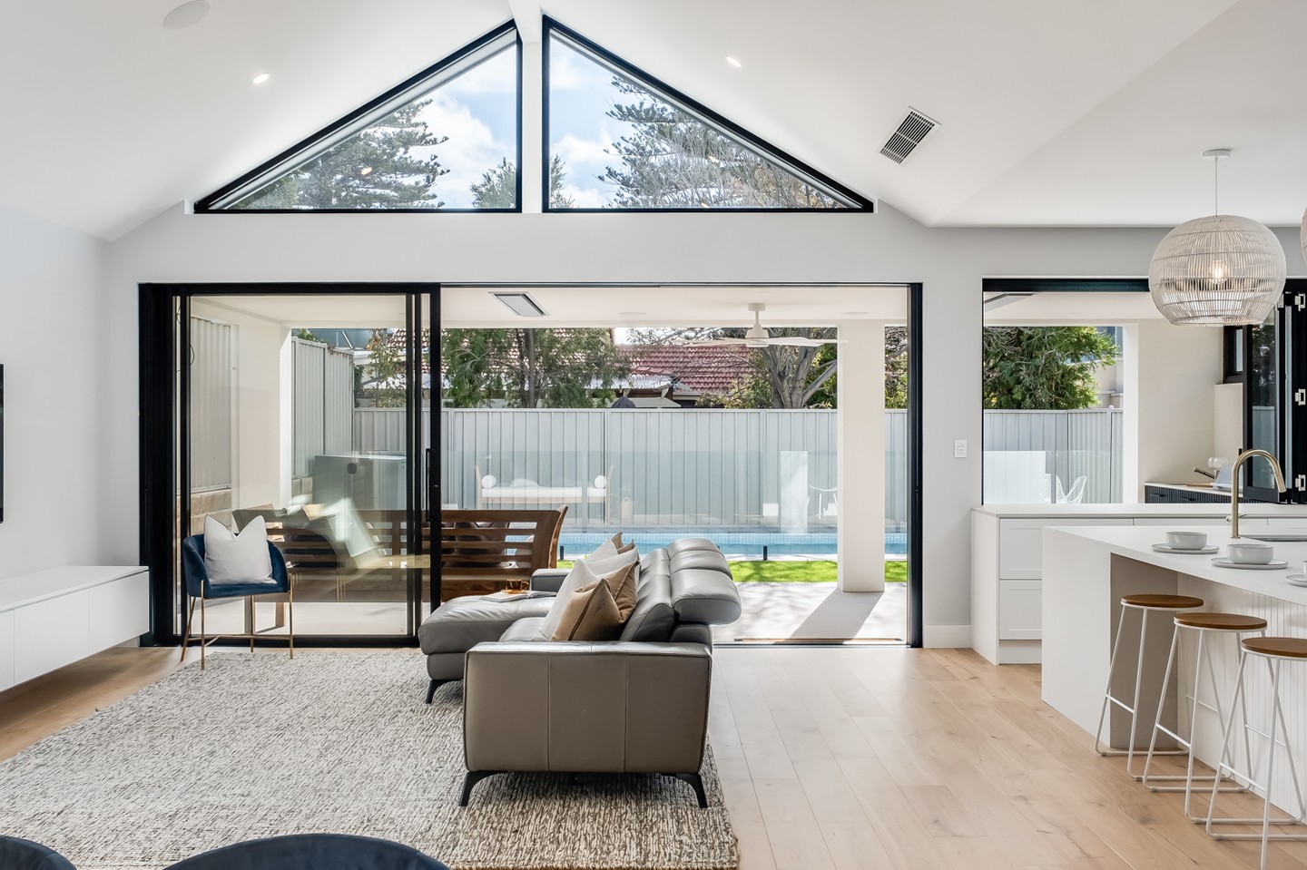 Natural light is at the centre of this Somerton Park home.
Vaulted ceilings and skylights allow daylight to move through the living spaces, while warm tones and soft finishes tie it all together.
#adelaidehomes #adelaidebuilder #adelaideinteriordesign #interiordesign #custombuiltnewhomes