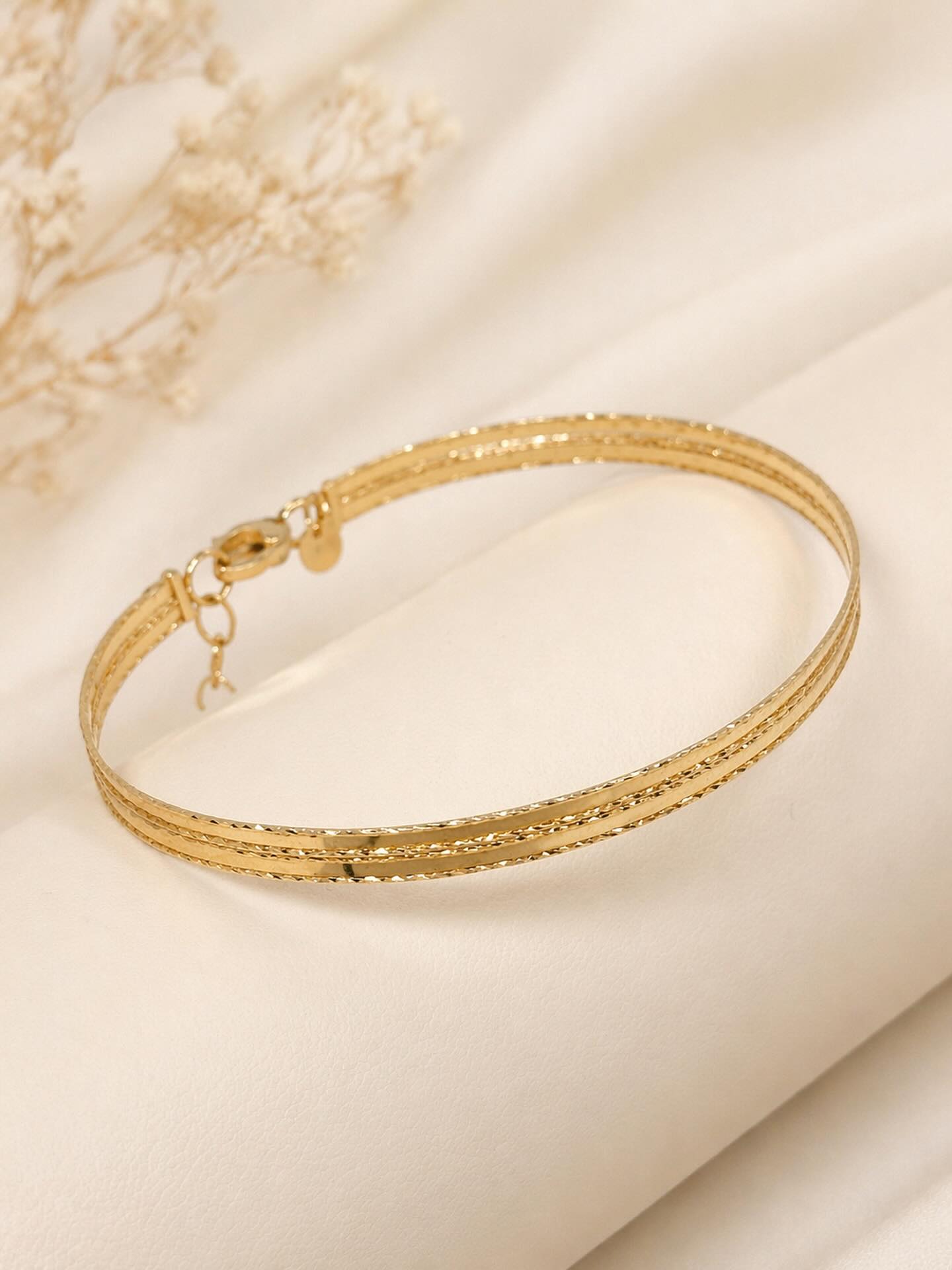 Elegancka i lekka bransoletka wykonana ze złota p. 585 będzie idealną ozdobą każdej dłoni.💫
#bizuteriaadmart #złotnik #złoto585 #jubilertwardogora #jubilermilicz