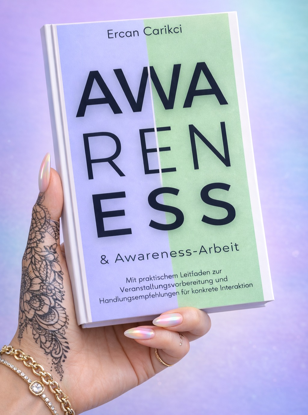 Awareness ist ein zentraler Bestandteil organisationaler Verantwortung.
Sie zeigt sich dort, wo Zuständigkeiten geklärt sind, Abläufe greifen und Entscheidungen nachvollziehbar getroffen werden. Wir unterstützen Organisationen dabei, diese Strukturen aufzubauen und weiterzuentwickeln.
Dazu gehören:
- die Qualifizierung von Mitarbeitenden und Awareness-Personen,
- die Entwicklung tragfähiger Konzepte sowie
- die Begleitung von Analyse- und Umsetzungsprozessen.
Ergänzend arbeiten wir mit praxisorientierten Publikationen.
Der Nutzen ist konkret: mehr Klarheit im Umgang mit Diskriminierung und Konflikten, verlässliche Verfahren im Alltag und eine Organisation, die auch in anspruchsvollen Situationen handlungsfähig bleibt. So entstehen Strukturen, die zur demokratischen Resilienz beitragen.
#Awareness #resilienteDemokratie