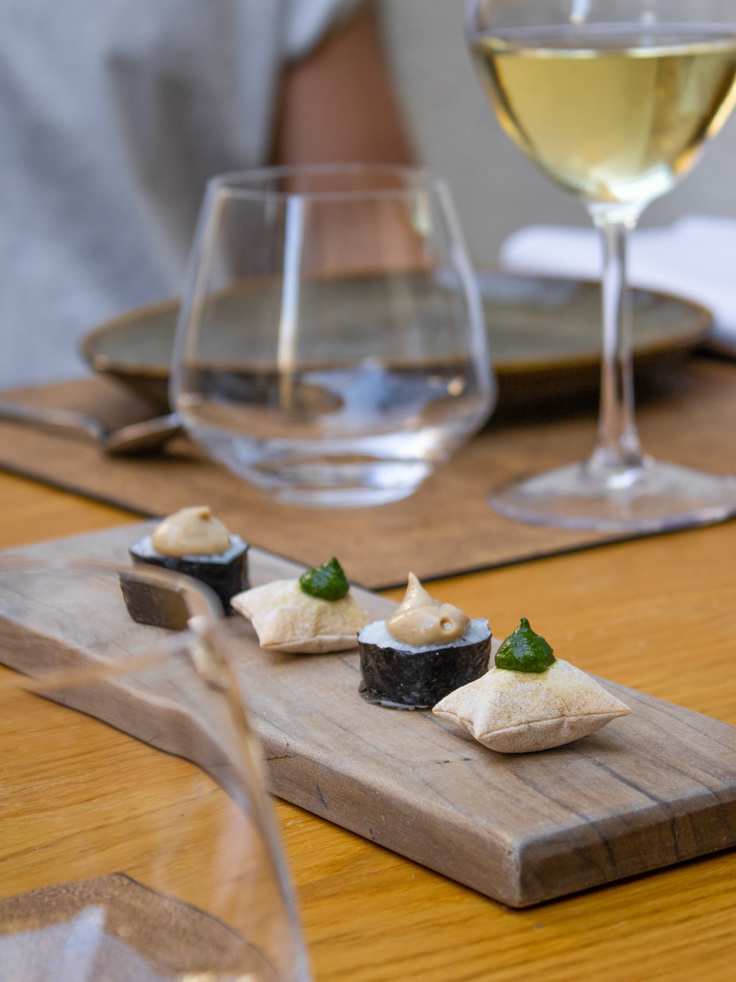 Les premières bouchées donnent le ton : délicates, créatives et surprenantes 🥂
‣ Réservez votre table sur www.larazur.fr