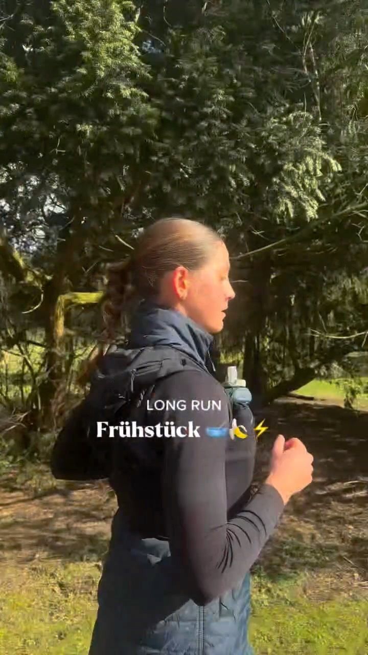 Pre-Longrun-ErnĂ€hrung wird oft unterschĂ€tzt â dabei entscheidet sie maĂgeblich darĂŒber, wie stabil Energie, MagengefĂŒhl und Leistung im Lauf sind. âĄïž Ein hĂ€ufiger Fehler: zu viel Protein, Fett oder Ballaststoffe direkt vor dem Laufen.
Vor lĂ€ngeren LĂ€ufen sollte der Fokus vor allem auf gut vertrĂ€glichen Kohlenhydraten liegen â idealerweise aus einer Kombination von schneller und langsamer verfĂŒgbarer Energie.
~90 Min. vor dem Start >> das funktioniert fĂŒr mich:
Ich habe zwei Standard-Essen davor, das ist Nr. 1 đ„Ł
- Haferflocken
- Banane
- Geröstete Mandeln (nur ein paar, aber sie sorgen fĂŒr eine etwas bessere & lĂ€ngere SĂ€ttigung)
- Zimt
- Spekulatius-GewĂŒrz
- Prise Salz
- Sojamilch, ungesĂŒĂt
Dazu wie immer: eine Tasse Kaffee âïž
Und fĂŒr den Race Day gilt:
IMMER genau den gleichen Ablauf, die gleichen Uhrzeiten vorher testen, testen, welche Mengen & Kombinationen fĂŒr dich optimal sind!
#sporternĂ€hrung #marathonvorbereitung #prerun #frĂŒhstĂŒck #running