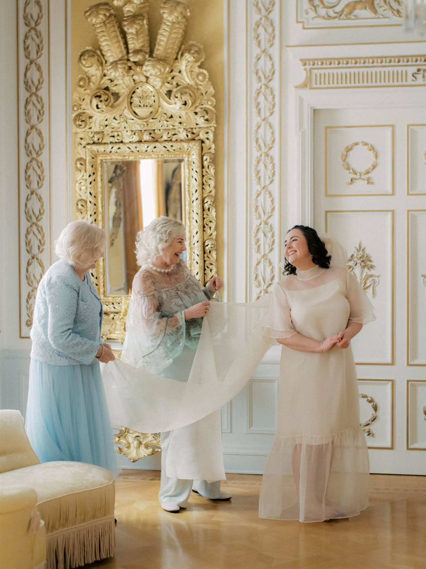 3 generations of amazing women. The pure joy, love and excitement that one can sense from the photo is palpable. ❤️
#hääkuvaus #dokumentaarinenhääkuvaus #hääkuvaajat #documentaryweddingphotography #weddingphotographerfinland
