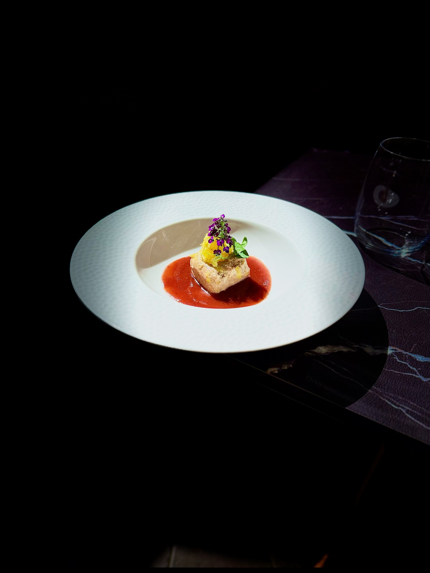 La carte du soir - La saison du Gǔyǔ au Xiǎomǎn
【 Éveil d‘Été aux Prunes Noires | 梅雨将至•夏意初醒 】
🦆✨ Ce plat met en scène un foie gras délicatement infusé dans un bouillon de prunes fumées 🍑 (suanmeitang), accompagné d’une sauce à base d’aubépine 🍒 et de prune noire, relevée par une touche de purée d’ananas 🍍.
😋 La richesse du foie gras est subtilement équilibrée par l’infusion de prunes, dont l’acidité vient alléger la texture et éveiller le palais. La sauce d’aubépine et de prune noire apporte une profondeur fruitée et légèrement tannique 🍷, tandis que l’ananas introduit une douceur lumineuse en finale ☀️. L’ensemble reste dans une harmonie « incomplète », fidèle à l’esprit de Xiaoman 🌱 — une plénitude en devenir.
🥤 En Chine, boire du suanmeitang est une tradition estivale ancienne. Préparée à partir de prunes fumées, d’aubépine et de réglisse 🌿, cette boisson acidulée et rafraîchissante est réputée pour étancher la soif 💧, apaiser la chaleur 🔥 et stimuler l’appétit 🍽️. À mesure que les températures montent après le début de l’été (Lixia) ☀️, elle devient un remède quotidien contre la lourdeur et la fatigue liées à la chaleur.
🍴🇨🇳🇫🇷 Ce plat en propose une interprétation contemporaine, où la mémoire d’une boisson populaire rencontre l’élégance d’un classique de la gastronomie française.
📝 Réservation : www.bistrowu.com
#aixenprovence #aixmaville #gastronomie #chinese #aixmarseille