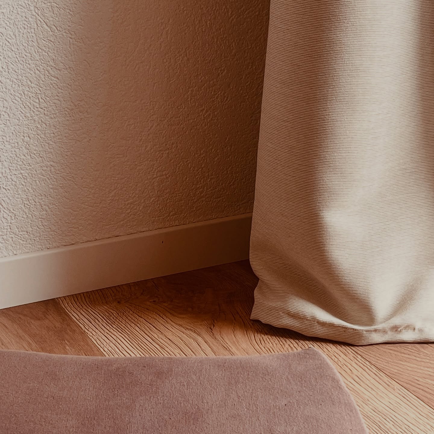 Avant chaque cours, on s’installe dans une position confortable et stable. On pose les mains, on ferme les yeux et on commence par respirer.
J’aime bien commencer avec Nadi Shodhana, la respiration alternée.
Une narine, puis l’autre.
Le mudra qui se pose sur le visage.
L’inspiration qui entre d’un côté, l’expiration qui sort de l’autre.
C’est pas compliqué. Rien de spectaculaire.
Mais quelque chose se passe.
Le mental ralentit, les épaules descendent.
On arrive dans le corps, dans la salle, dans le groupe.
Être présent•e. Vraiment.
C’est comme ça que je commence chaque cours de yoga.
Le mouvement peut attendre deux minutes.
L’arrivée, elle, ne peut pas.