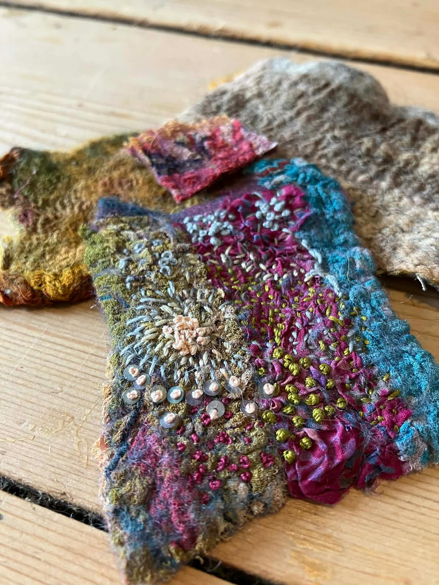 After a long wait (and a few classic “Clare moments” along the way!), my new workshop dates are now LIVE and ready to book on my website!
Pots & Pods
• Saturday 12th September
• Saturday 17th October
Learn how to create beautiful 3D felt pods and pots – perfect for all experience levels!
Fabulous Felt Flowers
• Saturday 6th June
• Saturday 22nd August
• Saturday 26th September
Discover how to blend colours and sculpt stunning 3D felt flowers
Nuno Travel Cloth
• Saturday 16th May
• Saturday 11th July
• Saturday 19th September
Learn colour blending and the full process so you can confidently keep creating at home
All workshops are £65pp, include all materials, and run 10am–3pm Just bring a packed lunch and you’re good to go!
Studio based in Sharnbrook, Bedfordshire.
Please note: availability is already very limited due to bookings.. hope to see you all there!!
#FeltMaking #CreativeWorkshops #LearnToFelt #HandmadeWithLove