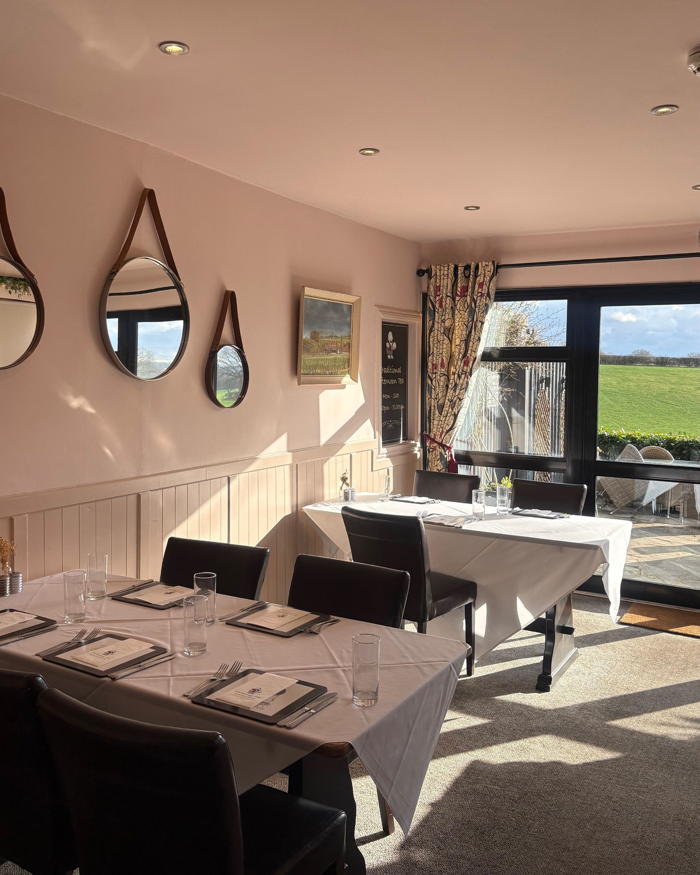 Check out the beautiful lighting coming through our windows at Oxted! Who's ready for the weekend already? The sun is due to shine all weekend! We can't wait 🌞
Click the link in our bio to book a table! #thegrumpymole #sunisshining