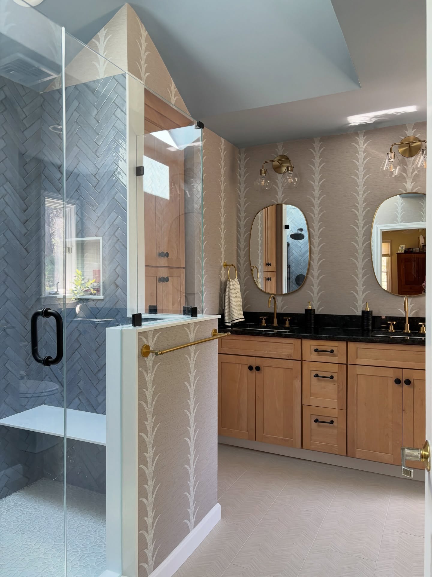 If you think you need to do a full gut in your bathroom, this before and after may prove you wrong. We kept the same footprint as well as the vanity then gave the rest of the primary bathroom a much needed upgrade. If we had to choose our favorite thing about this primary bathroom it is hands down the @schumacher1889 wallpaper!
Builder - Warrior Homes
#primarybathroom #bathroomreno #bathroomremodeling #interiorhomedesign interiorhome