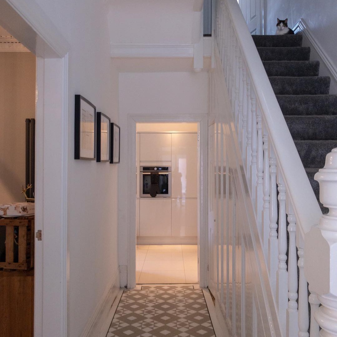 I will never tire of this hallway or seeing little Hugo the cat 💖 Just a quick note that all enquiries will be responded to tomorrow evening. I am also going to finally admit defeat and temporarily cut back on my deep cleaning hours, as I've been dealing with some repetitive strain injuries for several weeks now and they are showing no sign of improvement! I'm hoping some R&R will sort me out and I can get back to business as usual! 🧽✨