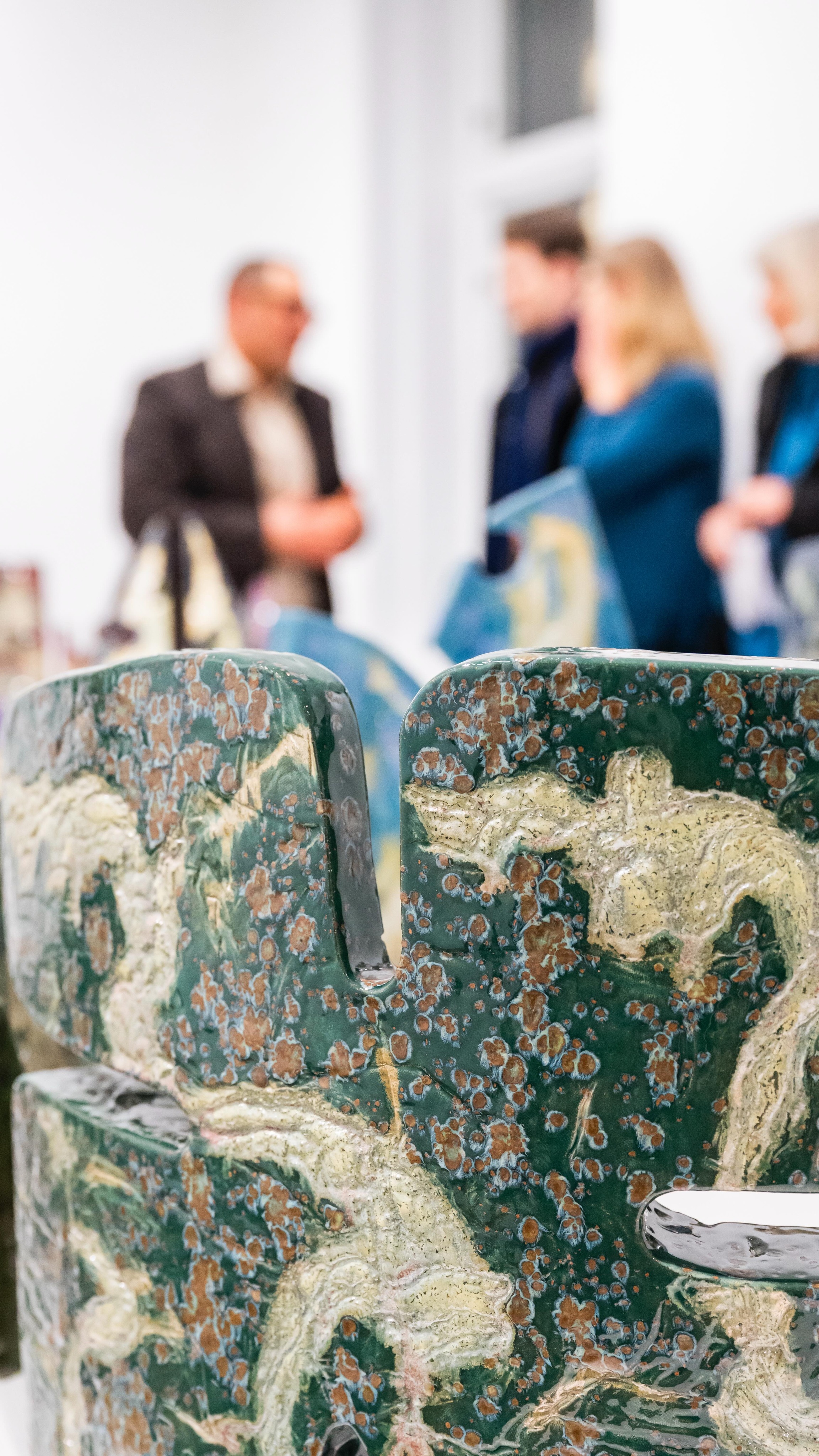 Omvisning på @kunstnerforbundet i dag, i forbindelse med utstillingen Frozen Light ✨
Veldig givende å møte studentene og professorer fra KHiO og dele prosessen, materialene og tankene bak arbeidet.
Takk for besøket! @khioceramics_students
Stor takk til: @asma2.barakat & @ingunnsalmedal ♥️
سعدتُ بزيارة طلاب وأساتذة كلية الفنون الجميلة ( قسم الخزف ) في أوسلو لمعرضي «الضوء المتجمد» ..
كان اللقاء حوارًا حميميًا مع الطين .. هذه المادة التي تختزن الذاكرة وتحفظ أثر اللمسة الأولى ..
تحدثنا عن الخزف كجذرٍ ممتد فينا .. وعن كيف تتحول الكتلة الصامتة إلى لغة .. تكشفها النار وتعيد تشكيلها ..
لحظة شعرتُ فيها أن الفن يعيدنا دائمًا إلى أصل الحكاية ✨
Guided tour today at Kunstnerforbundet as part of the exhibition Frozen Light ✨
Great to meet the KHiO students and professors, and to share insights into my process, materials, and artistic approach ✨♥️