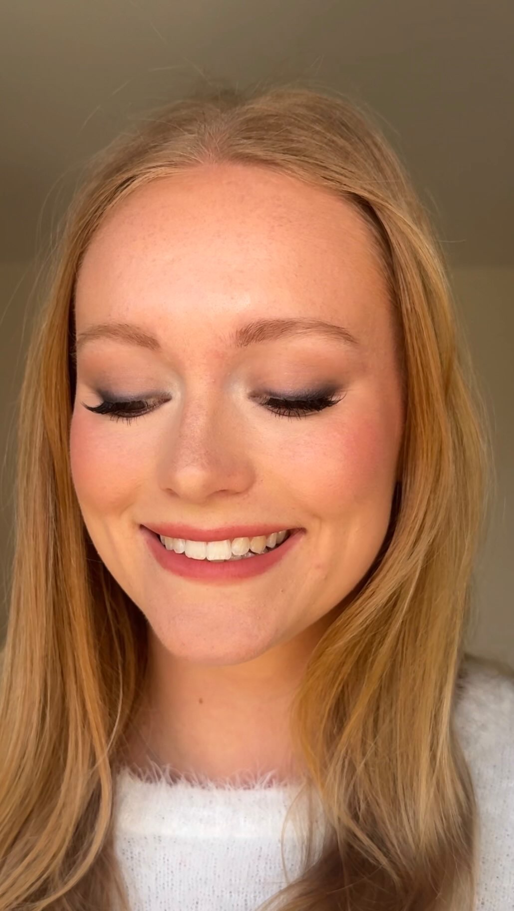 A soft smokey eye. A touch of old school Hollywood glamour… @broganhollobon you’re a true star ✨and the most lovely person to work with.
I’ve been so excited to create a smokey eye using the @delilahcosmetics shadow palette in “Jezebel” which they kindly sent me to try. And WOW it’s a stunner. Colours and textures are spot on. 🤌🏻
Lip created using @tropicskincare Butter Tint in shade “Confident” via @hilden_therapies and @fwee_makeup pudding pot in “faded” on the cheeks
#smokeyeye #smokeyeyebridalmakeup #bridalmakeupartist #redcarpetmakeup