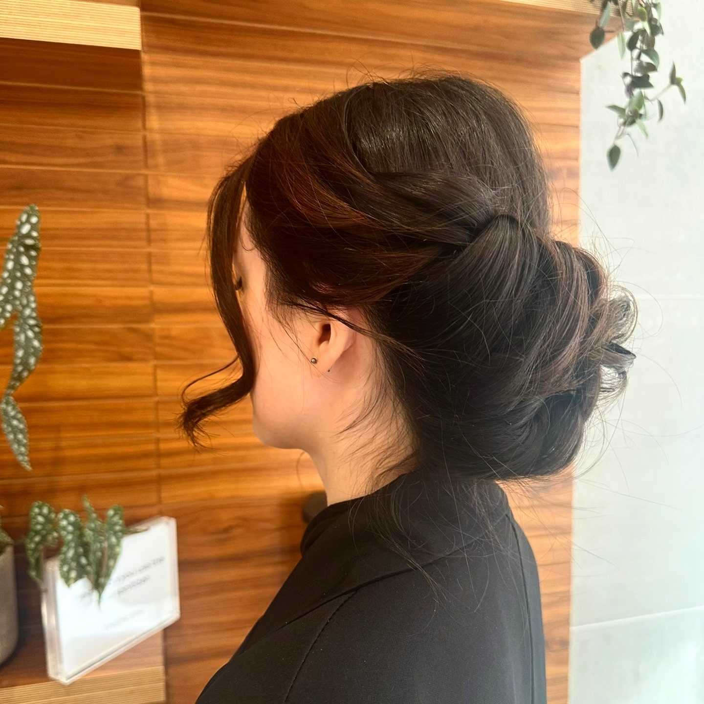 Hair up is always a good look ✨
We’re here for you! Whether it’s weddings, the races, christenings… or just taking the pressure off you having to do your own hair.
Book your occasion hair today 💫
This look was created with the brilliant Susan 🤍
We also offer hair up services in our blow dry bar! Give us a call to book 📞
#HairUp