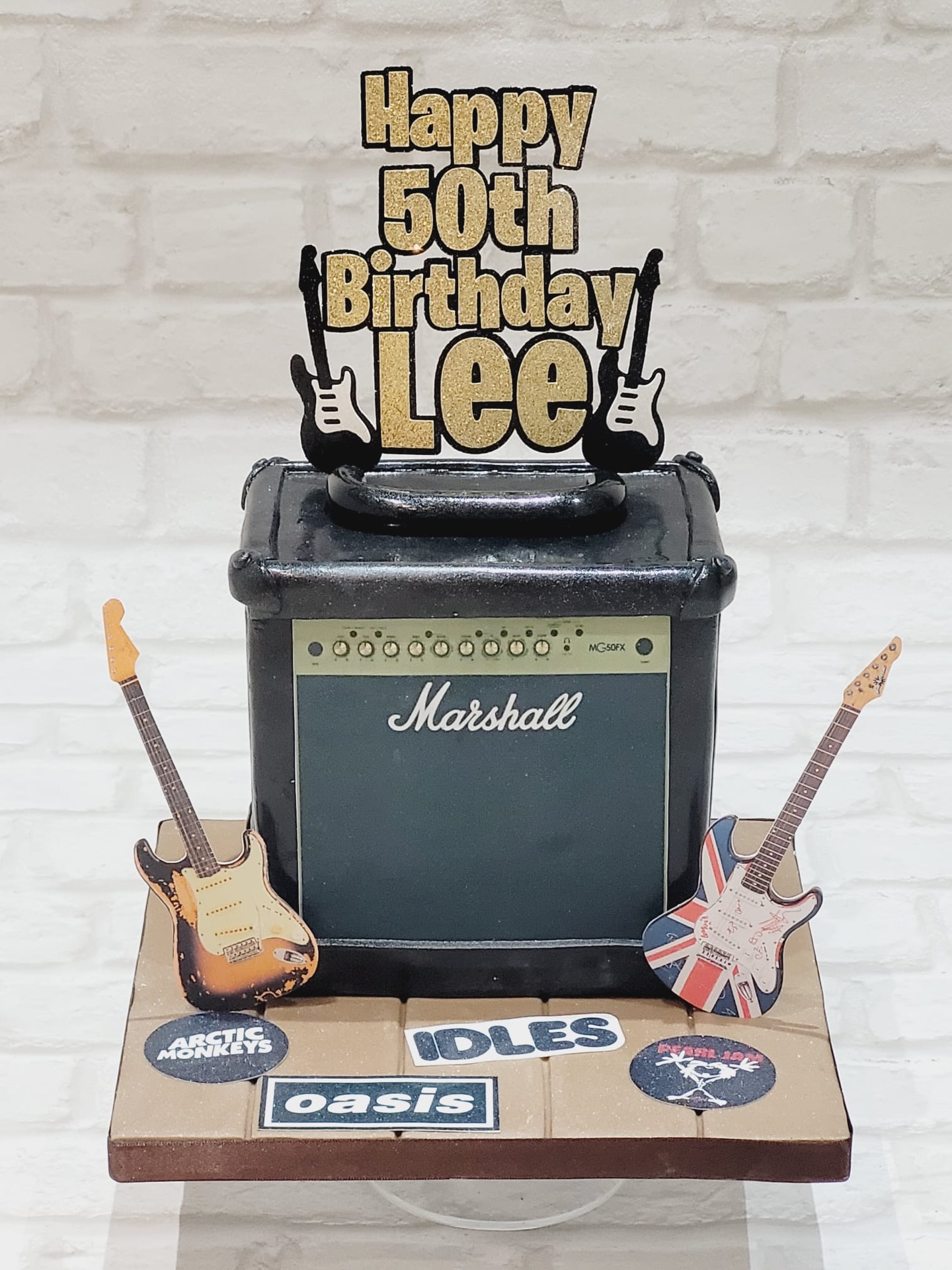 Turn it up to 11… this one’s for the rock lovers 🎸🔥
A bold 50th birthday cake built around a classic amp design, finished with iconic guitar details and a personalised topper for Lee. The base features some absolute legends – Arctic Monkeys, Oasis and Idles – bringing serious indie energy to the celebration.
From the textured amp finish to the custom guitars, every detail was made to hit the right note 🎶
#BirthdayCake #CakeDesign #RockAndRollCake #CustomCakes #CakeArt