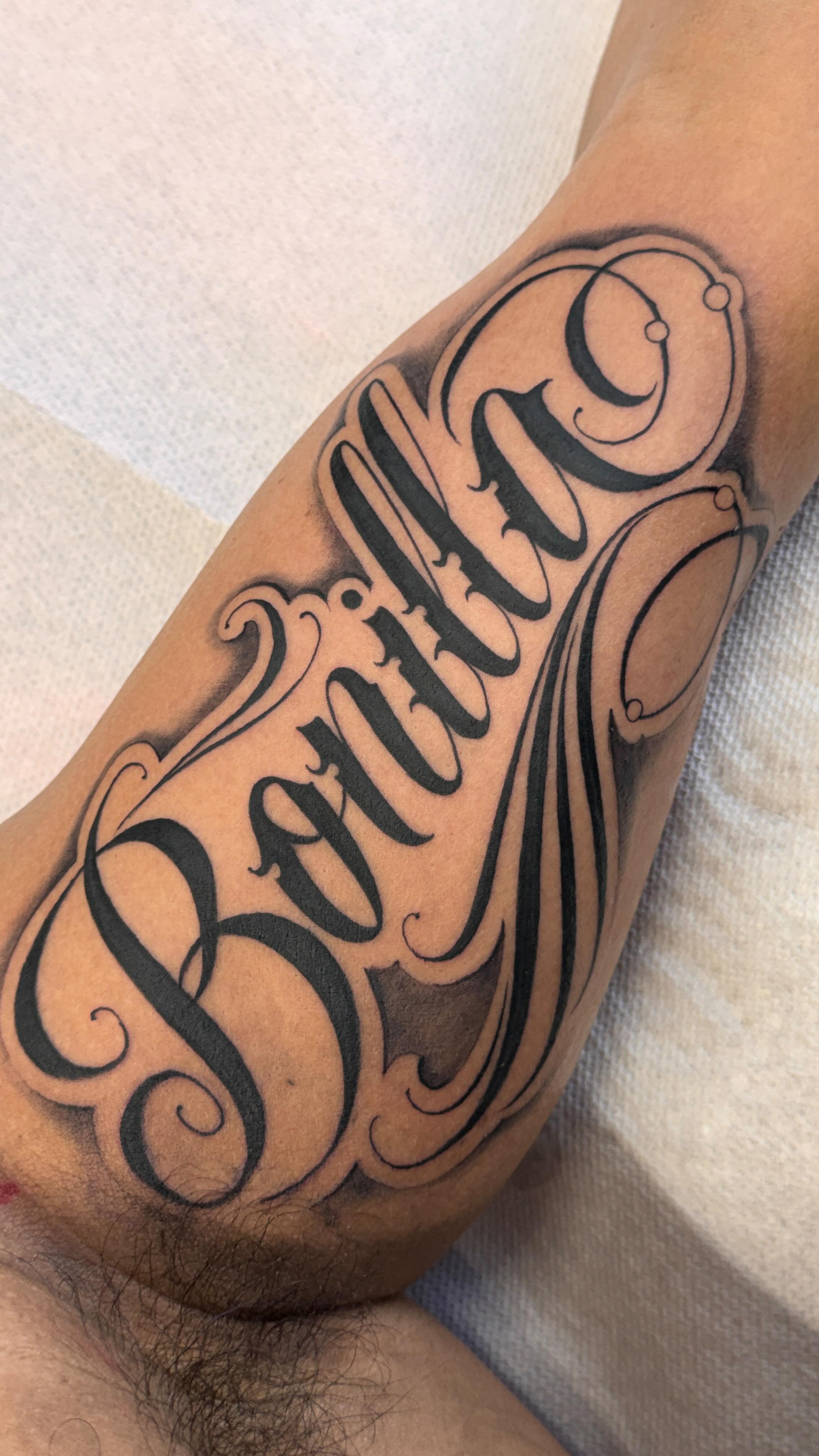 “Bonilla” Lettering
#vatattooartist #virginiatattoos #dmvtattoos #virginiatattooartist #dmvtattooartist