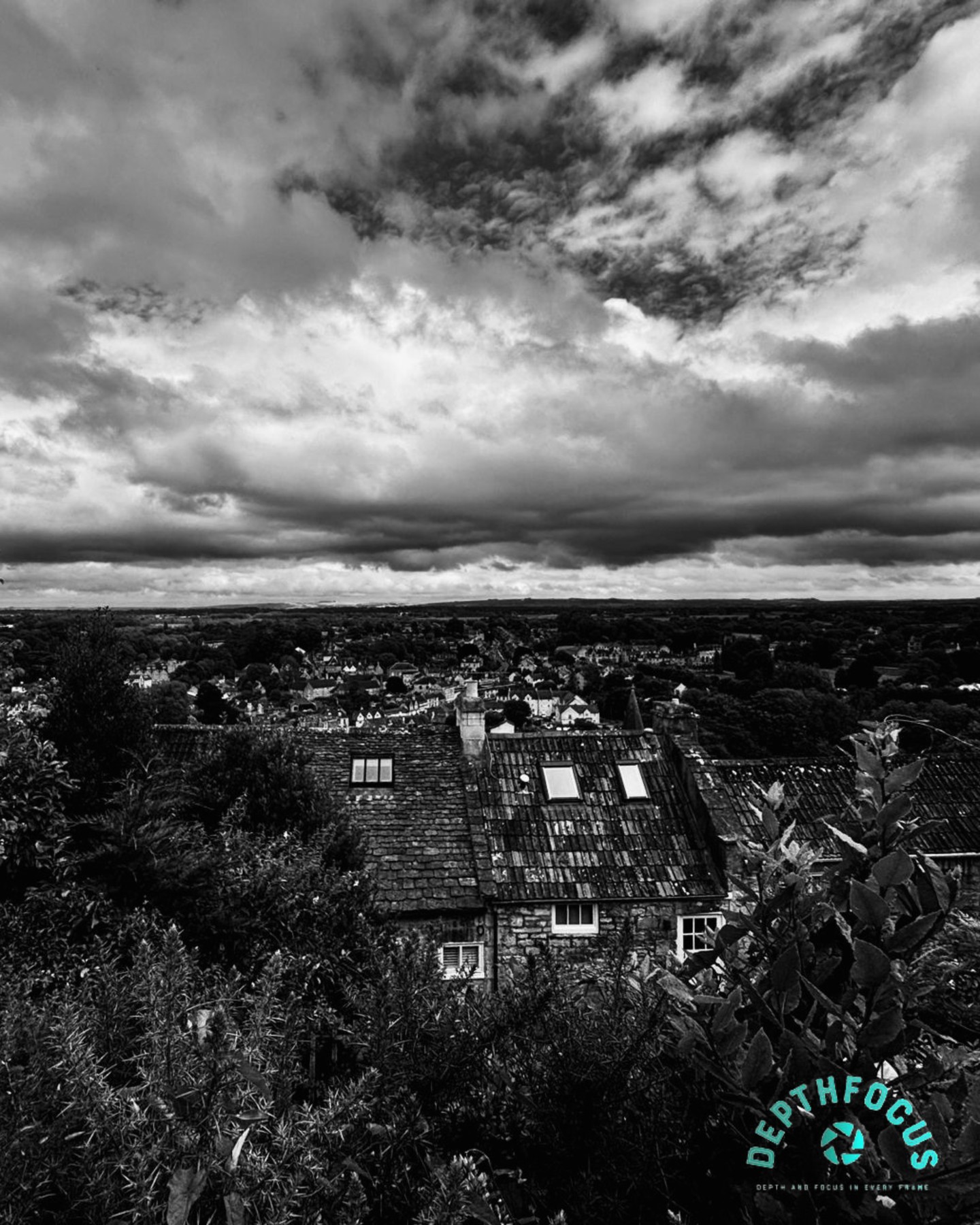 All the movement is in the sky.
Below it, nothing reacts.
Just calm, holding its ground.
Captured by Seb, drawn to contrast and black and white.
