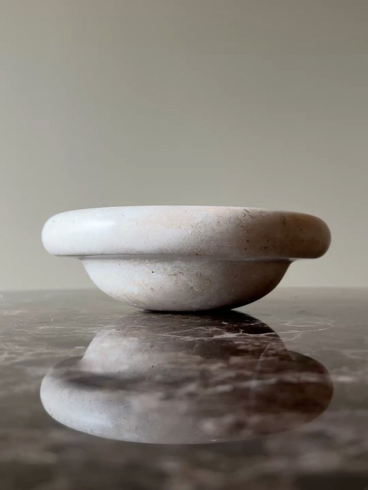 🚨VARELAGERSALG🚨
Når: 15-18 april
Sted: hos @k8agency (Elisenbergveien 4)
Liker du noen av armbåndene i karusellen? 🙋🏻♀️🤞🏼Lik posten eller kommenter gjerne dine favoritter under.
Det er tid for varelagersalg, og jeg har brukt de aller fineste delene jeg har igjen og satt sammen unike pieces som krydrer sommergarderoben ✨ Det morsomme med varelagersalg er at jeg kan være ekstra kreativ uten å tenke på kostnadene. Jeg har derfor blant annet stacket opp armbånd med krystaller og charms som aldri før 🙌🏼 Ikke bare er mange helt unike, men verdien er også vesentlig høyere med alle delene ✨
I karusellen ser du et lite utvalg av hva du la finne på varelagersalget. PS! Hvert armbånd kommer kun i 1, 2 eller 3stk, så hvis du ser en favoritt bør du være først i køen 😅
Du finner også disse merkene på salget: Voluspa | S’well | Caroline Svedbom | Otra Eyewear | Corlin Eyewear | Ecoya | Therapy Range | Smith & Co | Peepers | Freedom Moses | Btb Los Angeles | Deborah Lippmann | Monet | LipGlam | TSH