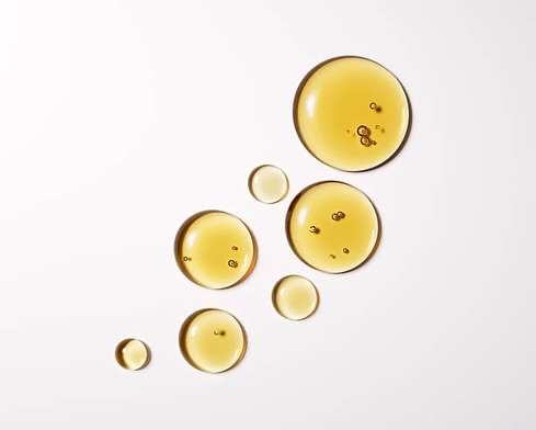 Glow, douceur et odeur addictive… elle revient bientôt 👀🍯✨
#soinscapillaires #huileseche #routinebeauté #cheveux