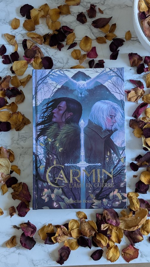 Aujourd'hui j'ai reçu « Carmin - L'âme en guerre » publié chez @editionsleherondargent !
✨ Résumé ✨
Sur l’île maudite de Morgrev, la terre se meurt, les morts se relèvent et les hommes s’entredéchirent.
C’est là que Latéus doit affronter l’épreuve ultime pour devenir shaman – et marcher sur les traces d’un père disparu.
Privé de l’appui des esprits, son seul guide est Carmin, un paria au sourire inquiétant, dont les secrets semblent plus anciens que la mort elle-même. Mais dans un monde où la folie rôde autant que les monstres, comment distinguer l’allié du traître ?
Jusqu’où peut-on errer sans perdre son âme ?
#unboxing #SortieLittéraire #bookstagram #carmin #booklover