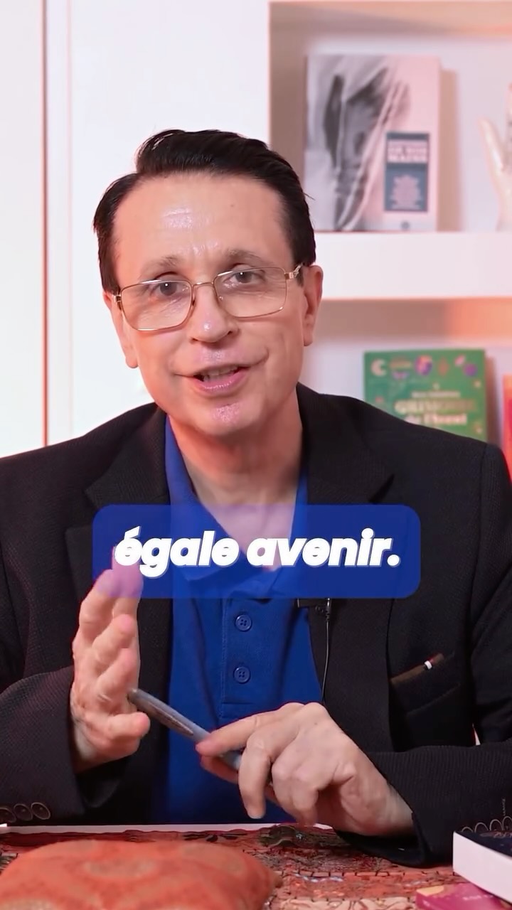 Main gauche = passé ?
Main droite = avenir ?
Si c’était aussi simple, la chiromancie tiendrait en une phrase… et quelques raccourcis bien confortables.
En réalité, je parle de main dominante et de main non dominante.
La dominante —> souvent celle avec laquelle vous écrivez, montre ce que vous faites de votre potentiel aujourd’hui.
La non dominante —> révèle votre socle, vos dispositions naturelles.
Je lis les deux. Je compare.
Car tout l’intérêt est dans l’écart entre ce que vous étiez… et ce que vous êtes devenu.
📖 Pour approfondir : découvrez mes ouvrages aux éditions Jouvence.
📅 Pour une consultation ou en savoir plus : www.christian-vidal.fr
🎥 Vidéo : @agence.dubois Dubois
🤝 Coordination Com. : @nittaya_agence Agence