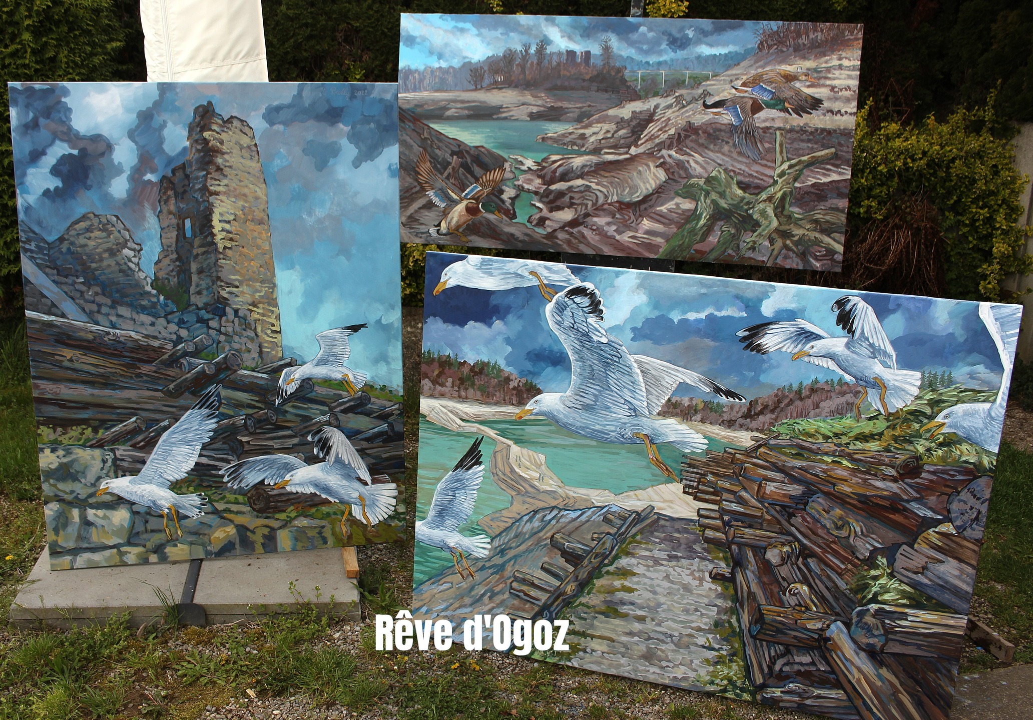 Rêve d’Ogoz
Peintures de Bernard Bailly pour l’exposition collective PAYSAGES D’ICI ET D’AILLEURS dans les locaux de Glas Trösch à Bulle du 14 au 17 mai 2026
PAYSAGES
Avec Rêve d’Ogoz, je réaffirme mon attachement « blochérien » à une région et à une tradition « historique » de peintures de paysages représentée par l’école fribourgeoise des peintres de paysage. Mon attachement au Collège Saint-Michel, où, comme moi, un nombre important de peintres de ce mouvement ont étudié et enseigné (cf. la publication éditée pour l’exposition "Peintres et sculpteurs fribourgeois au Collège St-Michel de 1850 à nos jours", réalisation Dominique Rey avec ses étudiants du cours d’histoire de l’art, édition Saint -Michel, 1983).
D’ICI
Une série de peintures réalisées en 2025 et 2026 en atelier. Ce sujet me hantait depuis plusieurs années et l’invitation de Bernard Préel m’a donné l’occasion de concrétiser enfin ce que j’avais déjà conçu depuis plusieurs années dans ma tête. Les tableaux de l’exposition de Glas Trösch ont été réalisés à partir de plusieurs repérages effectués ces dernières années sur le site d’Ogoz lorsque j’accompagnai Janet pour des séance de peinture sur le motif. Le travail présenté à Bulle est composé de nouvelles peintures et de plus anciennes qui ont été adaptée pour compléter cet ensemble.
La régulation saisonnière du niveau de l’eau « une marée en montagne » illustre deux faces de la beauté : le beau et le sublime. Selon Edmund Burke, le sublime c’est la beauté par l’effroi (cf. 1757, "A Philosophical Enquiry Into the Origin of Our Ideas of the Sublime and Beautiful", Recherche philosophique sur l'origine de nos idées du sublime et du beau).
ET D’AILLEURS
Cette série de tableaux est une rêverie qui met en rapport l’ici et l’ailleurs, le local singulier à l’universel. Des régions lointaines et si proches par le jeu de l’eau qui modèle la terre, la Bretagne, la Finlande, le Canada. Des paysages révélés par des peintres talentueux :
• Le sémaphore breton de Lucien Simon qui fut en 1904 le professeur de Raymond Buchs lors de son séjour parisien.
• Le Lac Keitele du finlandais Akseli Gallen Kallela.
• Les lacs canadiens des peintres du group of seven.