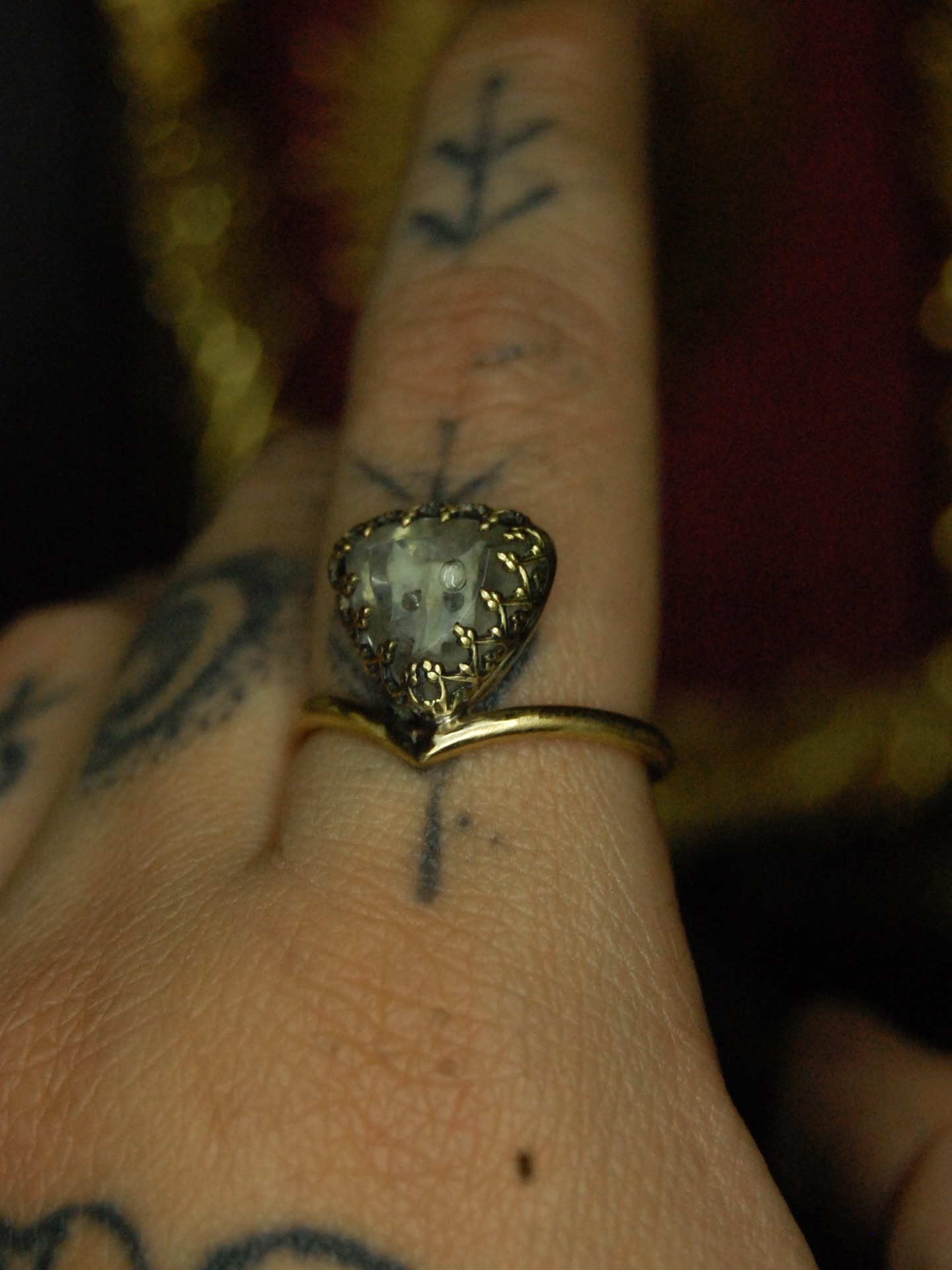 𝕸𝖚𝖘 𝕬𝖓𝖚𝖑𝖚𝖘
Bague entièrement fait à la main en laiton dans mon atelier de bijouterie.
Possibilité de la plaqué en or 24k sur demande.
La bague est ornée d’un sacrum de rongeur préservé dans un cabochon de résine facetté🐭
Source éthique🌿
Disponible sur la boutique en ligne (lien dans la bio)
Bijoux alternatifs curiosités faits main, victorien gothique
Bijoux os