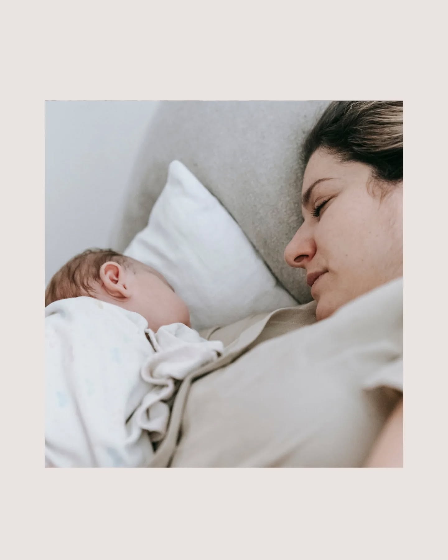 De kraamtijd 🤍
Een periode van liefde, maar ook van aanpassen, zoeken en voelen.
Na de geboorte van je baby komt er veel op je af. Gebroken nachten, hormonale schommelingen, een nieuw ritme... Het is normaal dat je je niet altijd goed in je vel voelt. Verdriet, onzekerheid of je overweldigd voelen horen er soms bij.
💬 Wist je dat veel mama's in de kraamtijd last hebben van babyblues of zich mentaal kwetsbaar voelen?
Wat kan helpen?
• Praat over hoe je je voelt
• Vraag hulp en aanvaard ondersteuning
• Rust wanneer het kan
• Leg de lat niet te hoog voor jezelf
• Neem kleine momentjes voor jezelf
• Ook je vroedvrouw is er voor jou 🤍
Voelt het langer zwaar of herken je jezelf hier sterk in? Aarzel niet om hulp te zoeken.
Je hoeft dit niet alleen te dragen. Zorg voor jezelf, ook mentaal 🤍