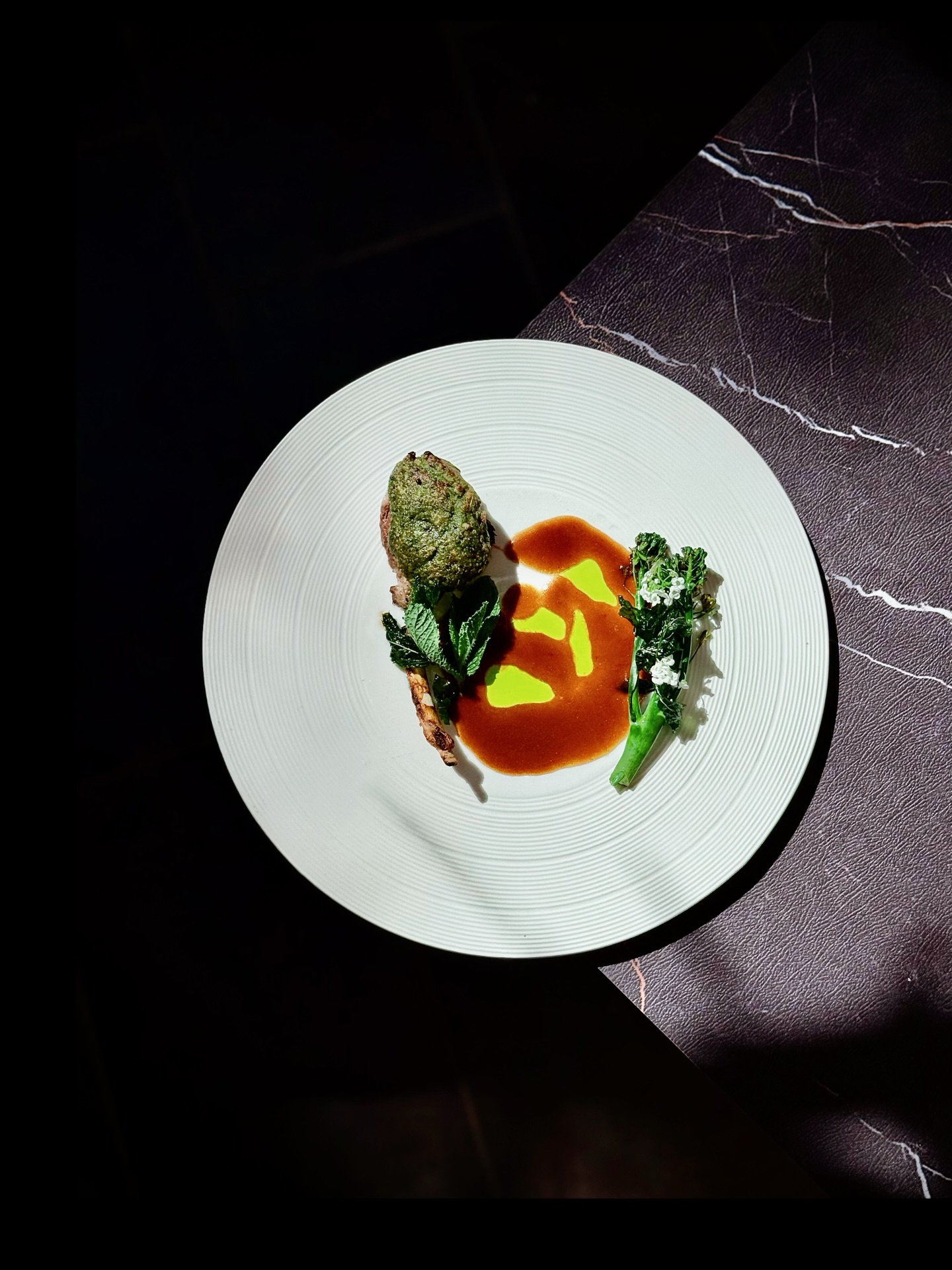 La carte du soir - la saison du Gǔyǔ au Xiǎomǎn
【 À l‘Aube de la Plénitude | 野息初盛•谷雨牧歌 】
🐑✨ Ce plat met à l’honneur des côtelettes d’agneau rôties aux herbes 🌿 et à la menthe, accompagnées de brocoli biologique 🥦, relevées par un jus d’agneau réduit et une huile de menthe.
🌧️☀️🌱 Il s’inspire du passage entre Guyu, Lixia et Xiaoman, lorsque la pluie nourrit les jeunes pousses, que la nature s’épanouit, et que l’été commence à s’installer sans encore atteindre sa plénitude.
🌾 À la saison de Guyu, les pâturages renaissent, offrant aux agneaux une herbe tendre qui se reflète dans la finesse de leur chair. Avec Lixia, les arômes végétaux s’intensifient, et à Xiaoman, la nature atteint un équilibre entre fraîcheur et richesse. Le plat exprime cette transition : une viande savoureuse et juteuse 😋, relevée par la fraîcheur aromatique des herbes et de la menthe.
🍖 Le jus d’agneau apporte profondeur et structure, tandis que l’huile de menthe offre une sensation rafraîchissante en finale ❄️, idéale à mesure que les températures montent.
🥦💚 Le brocoli, d’un vert vibrant, évoque la vitalité de la saison et équilibre l’ensemble, dans l’esprit d’une plénitude encore contenue.
📝 Réservation : www.bistrowu.com
#aixenprovence❤️ #aixmaville #aixmarseille #provence #suddelafrance