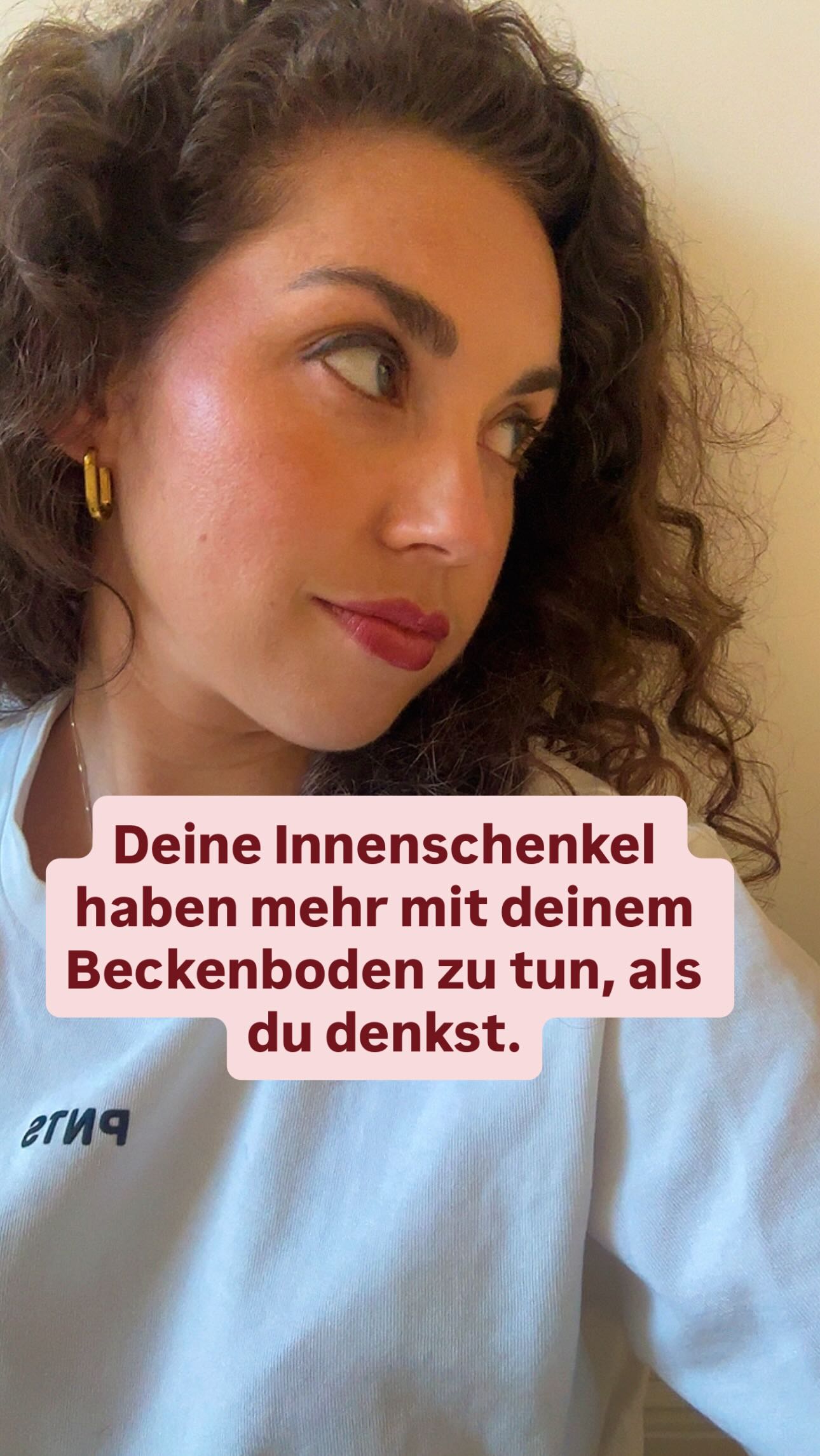 Wenn wir über Rektusdiastase sprechen, denken die meisten an den Bauch. Manche schon an den Beckenboden.
Aber kaum jemand schaut hier hin:
deine Innenschenkel (Adduktoren)
Warum sind sie überhaupt relevant?
Die Adduktoren verlaufen von deinem Oberschenkel
bis an dein Becken (Schambein / Sitzbeinbereich).
Genau dort, wo auch Anteile deines Beckenbodens ansetzen.
Das bedeutet:
Es gibt eine anatomische und funktionelle Nähe
zwischen Adduktoren und Beckenboden. Sie arbeiten nicht isoliert, sondern im Zusammenspiel.
Jetzt wird es spannend:
Dein Beckenboden ist Teil deines Core-Systems, gemeinsam mit:
• Zwerchfell
• tiefem Bauchmuskel (Transversus)
• und der tiefen Rückenmuskulatur
Diese Strukturen regulieren gemeinsam
den Druck im Bauchraum. Genau dieser Druck wirkt auf deine Bauchwand und damit auch auf deine Linea Alba.
Was haben jetzt die Adduktoren damit zu tun?
Wenn deine Innenschenkel sinnvoll in Bewegung integriert sind, können sie das Becken stabilisieren und die Zusammenarbeit mit dem Beckenboden unterstützen. Wenn diese Verbindung fehlt oder schlecht koordiniert ist,
kann es sein, dass:
• Stabilität im Becken fehlt
• der Beckenboden nicht optimal reagiert
• Druck im Bauchraum weniger gut reguliert wird
und genau das kann sich indirekt auf deine Mitte auswirken.
Wichtig und das ist entscheidend: ⚠️
Die Adduktoren „lösen“ keine Rektusdiastase, sie sind auch nicht „die Ursache“. Aber sie sind ein Teil eines Systems,
das zusammenarbeiten muss.
Gerade bei Rektusdiastase geht es nicht nur um Kraft, Sondern um Koordination, Timing und Druckverteilung
im gesamten Rumpf. Dazu gehört auch, wie dein Becken stabilisiert wird. Dein Körper funktioniert nicht in Einzelteilen.
Er funktioniert in Verbindungen und genau diese Verbindungen machen oft den Unterschied.
🤍 Folge mir, wenn du deinen Körper wirklich verstehen willst und nicht nur isoliert trainieren.
Speichern, wenn du diesen Zusammenhang noch nicht kanntest. 😉