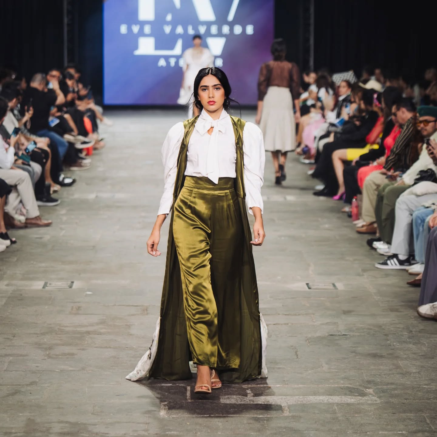El color de la tierra cuando ha descansado.
Estrato. CRFW 2026
📷 @prismaticacr
@crfashionweek
#Estrato #EveValverdeAtelier #LujoSostenible #CRFW #HandPainted
