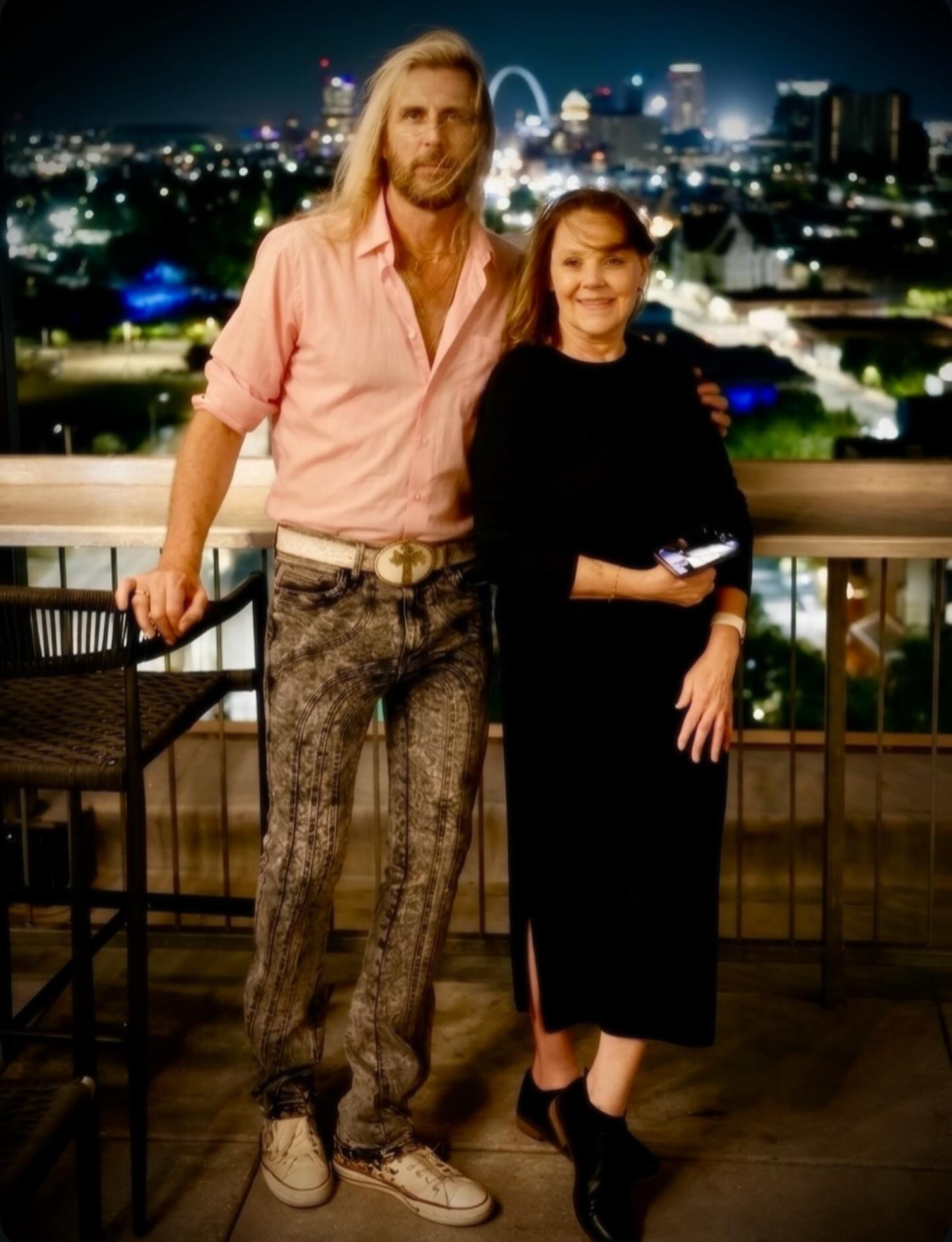 What a fun night last night with this amazing artist @christinelampeart at the @angadartshotel Angad Art Hotel in downtown STL.
Conversations flowed like brushstrokes, laughter echoed through curated spaces, and there was that undeniable magic that only happens when art, passion, and connection collide.
These are the moments. 🩷⭐️🙏🏽
#ArtLife #StLouisArt #CreativeEnergy #ArtVibes #TheRoccoPink