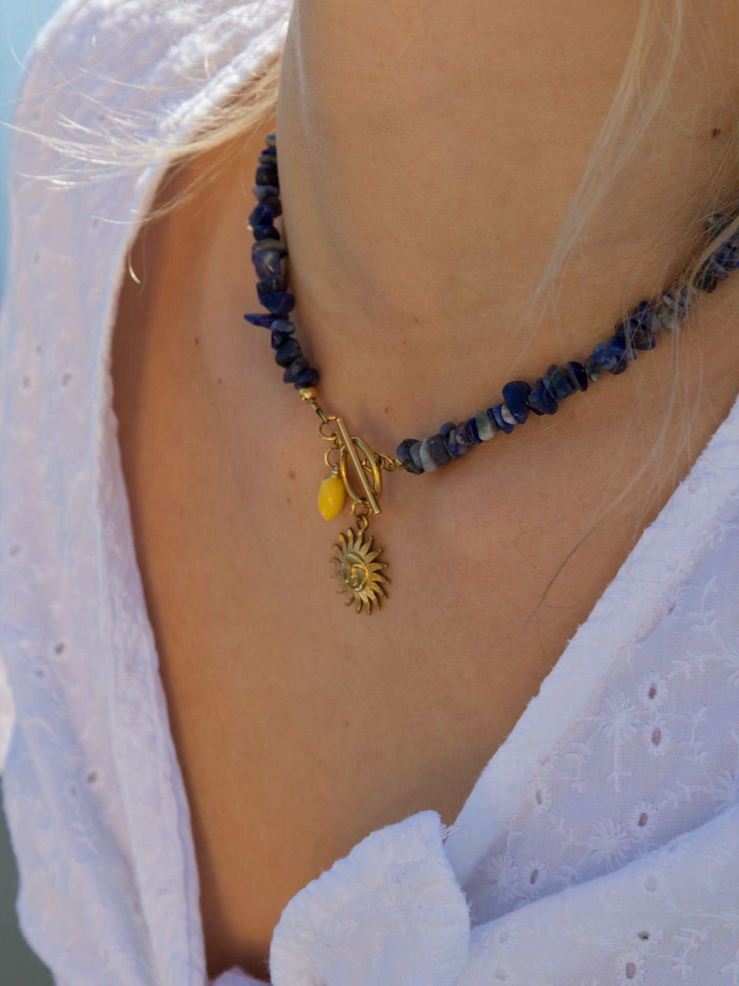 Notre collier best-seller le « Rainbow » devient le « Rainblue » dans la collection Reflets Bleus !
Même forme, même soleil, mais les coquillages peints multicolores sont remplacés par de la Sodalite bleue, et le 🌶️ par un 🍋 !
-
Tu préfères lequel ? 🫣
-