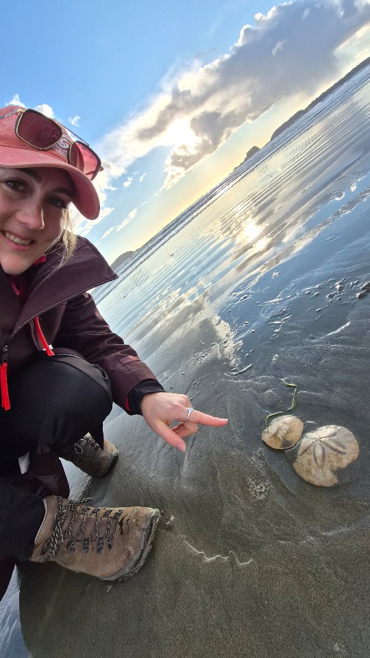 Took me a few decades to finally make it out to Vancouver Island (yes, this is my first time!)… and it really did not disappoint 🌊🇨🇦
✅️ sand dollars
✅️ jellyfish
✅️ shipwrecks
✅️ surfers
✅️ whales
@teamcanada Winter Olympic kit coming in clutch for an early spring beach holiday - rain, shine and approx +5°C
#sleighallday
@lululemon