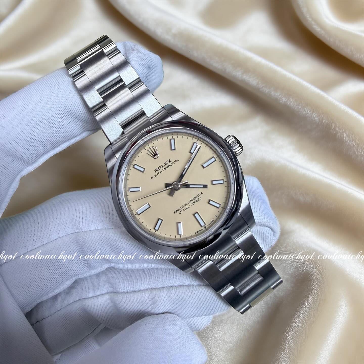 Rolex Oyster Perpetual 31 Beige
Ref: 277200-0013
☑️我哋係香港零售管理協會會員 Member of HKRMA Since 2020
☑️我哋連續6年參加左「正版正貨承諾」計劃會員Member of “No Fake Pledge” Scheme Since 2021
早買早享受😎
🛍coolwatchgo1.com
—————————————
📣@coolwatchgo1 @coolwatchgo1_hk 沒有與品牌合作•所有商標同版權歸所屬品牌所擁有
#hkonlineshop #gift #coolwatchgo1 #hongkongwatch #hongkongwatchshop