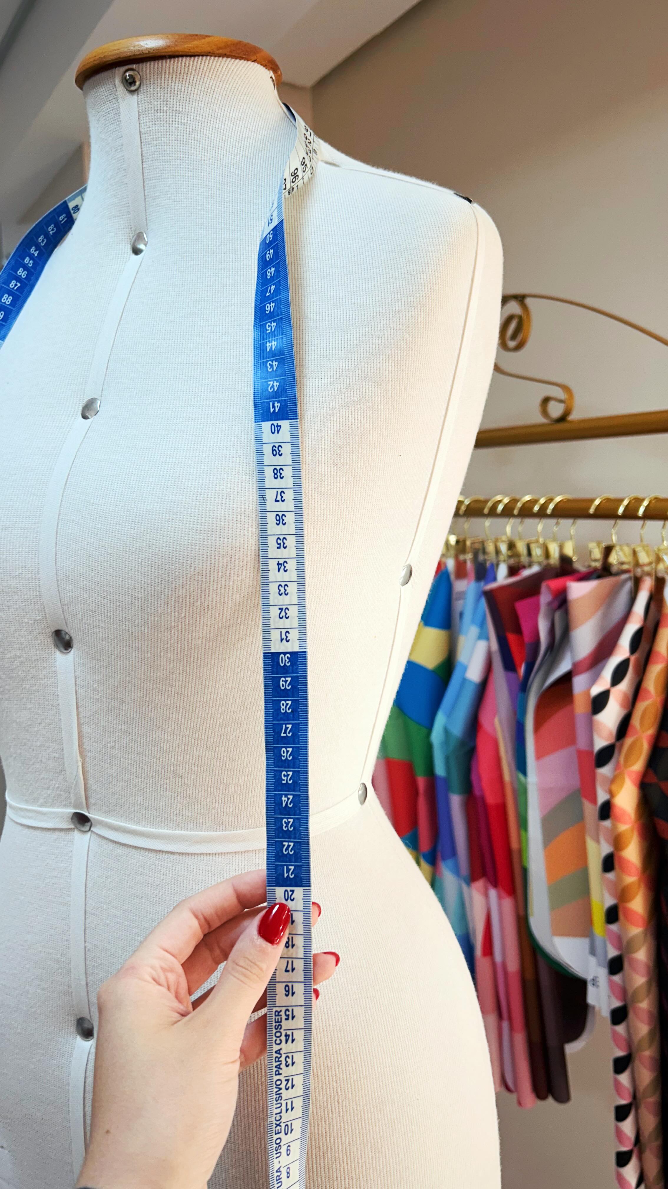 Emagrecer pode mudar medidas, mas também muda percepção, autoestima, rotina e até preferências, e muitas pessoas tentam apenas “substituir roupas” sem perceber que estão vivendo uma fase completamente nova. Esse processo pode ser uma oportunidade de construir um guarda-roupa mais coerente com quem você é hoje e com peças que façam sentido de verdade para sua vida atual. Quando a imagem acompanha a sua evolução, tudo se alinha melhor!
Se você está vivendo essa fase e quer passar por essa transição com mais clareza e intenção, me chama para conhecer meus serviços de Consultoria de Imagem e Estilo.