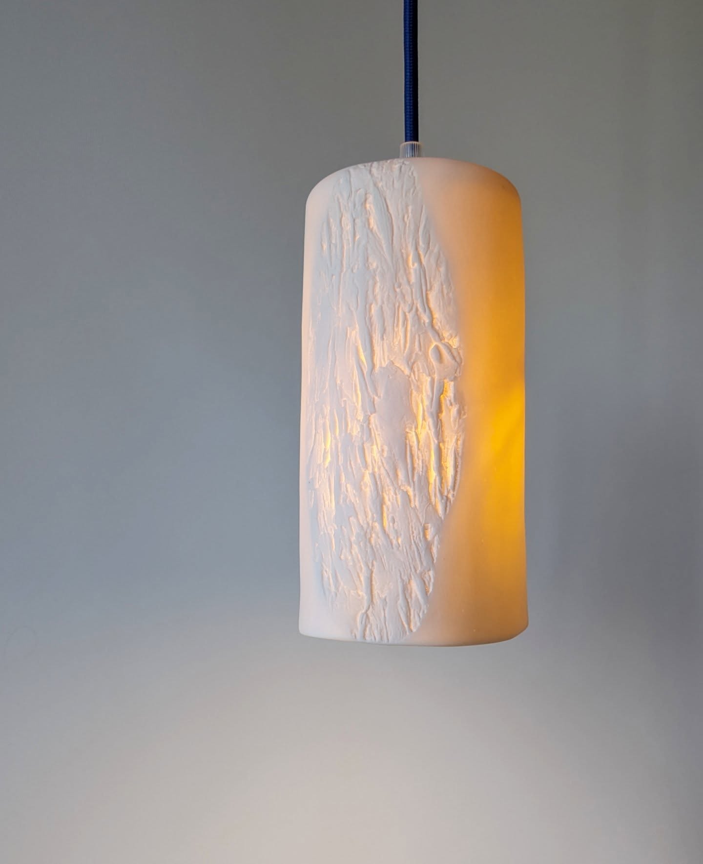 - Quelques nouveautés pour 2026 -
Baladeuse ÉCORCE
Porcelaine, empreinte d'if
Deux modèles en version baladeuse à découvrir dès la fin du mois à la @boutique.ecorce à La Gacilly (56) et la boutique de mon amie @keraban_joaillerie à Lauzerte (82)
Des versions mini à emporter et déplacer à l'infini !
#porcelaine #baladeuse #luminaireartisanal #écorce